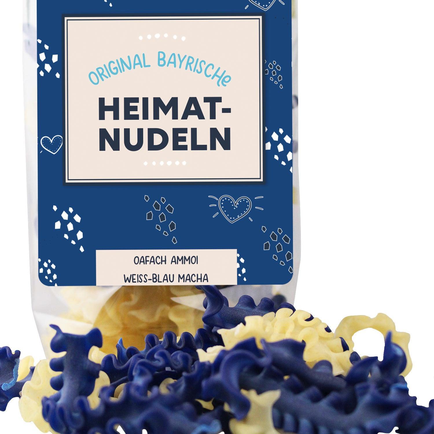 Hausgemachte Dinkel-Nudeln in bayerischer Rautenform, zweifarbig in Weiß und Blau mit Spirulina-Algenfärbung.