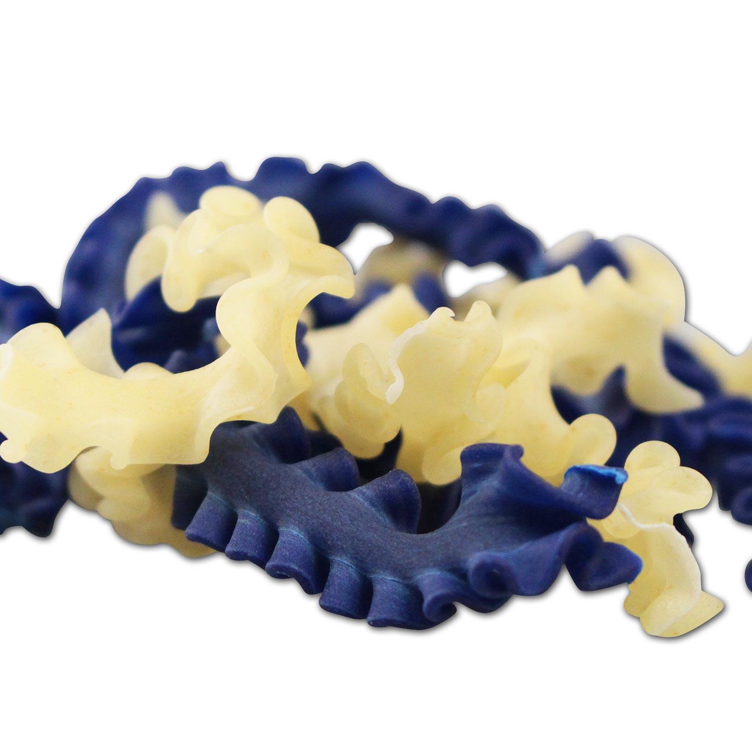 Hausgemachte Dinkel-Nudeln in Rautenform, blau-weiß gefärbt mit Spirulina-Alge, getrocknet, 100 g-Packung.