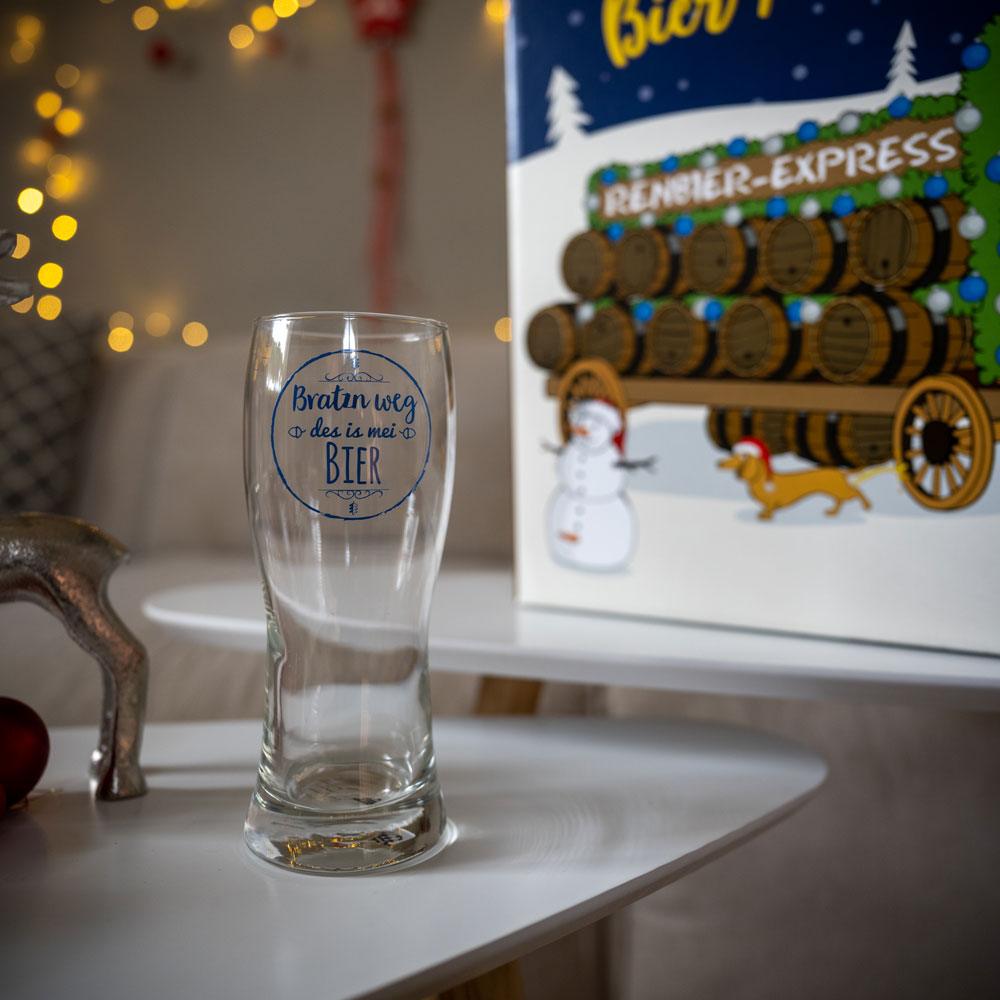 Leeres Biertulpen-Glas mit bayerischem Spruch "Braten weg des is mei Bier" und Geschenkkarton