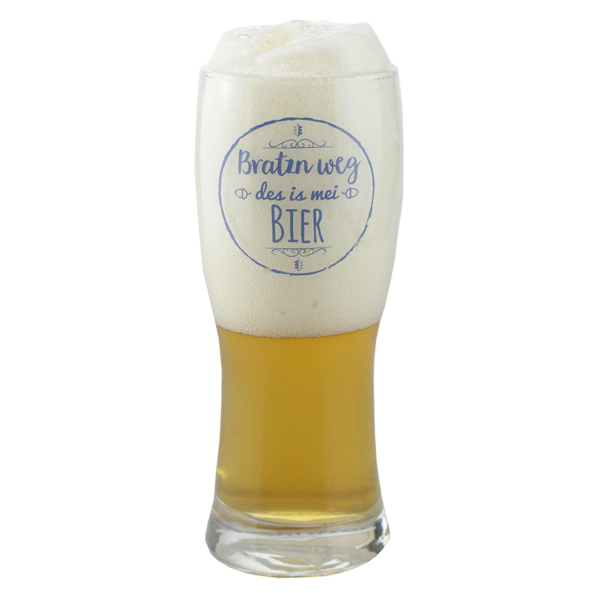 Helles Weizenbier in hohem Glas mit blauem Schriftzug "Bratzn weg des is mei Bier" und viel Schaum.