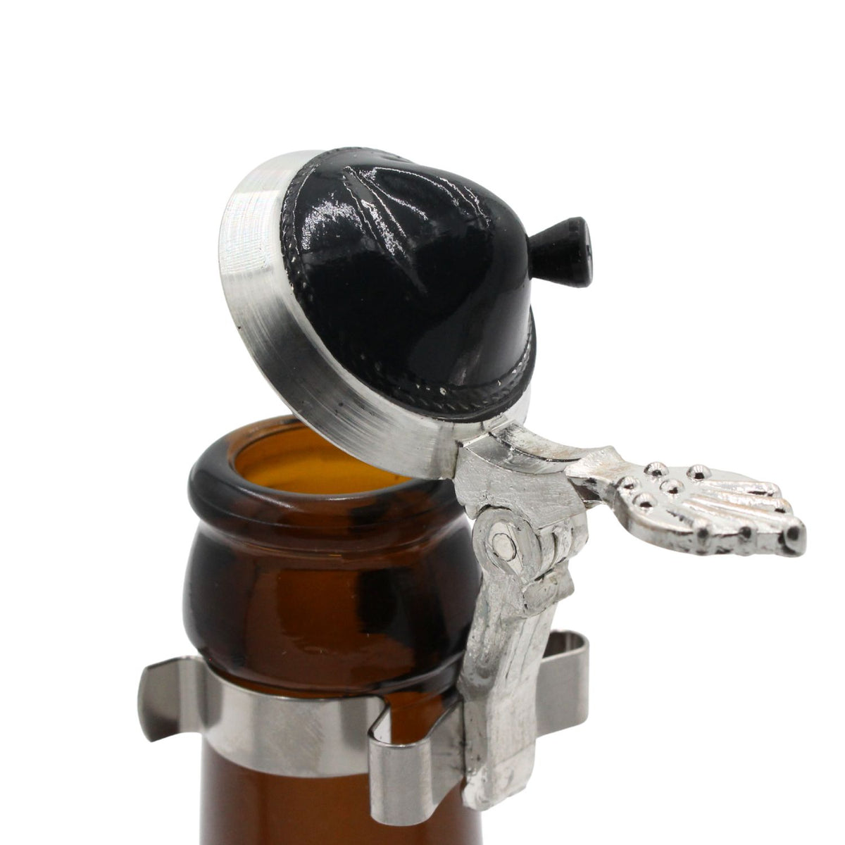 Zinndeckel in Hutform mit schwarzer Kappe und ornamentalem Hebel auf brauner Bierflasche.
