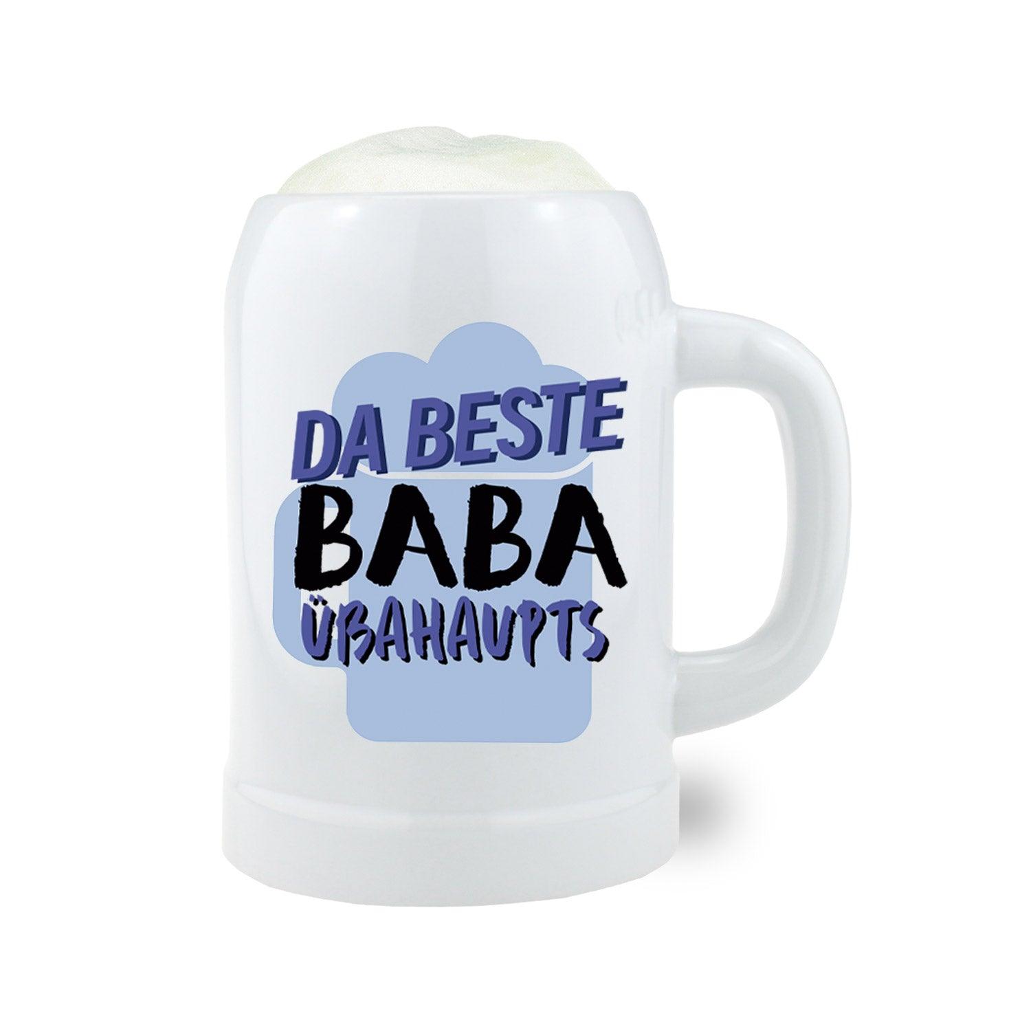 Weißer Bierkrug "Da beste Baba übahaupts" mit Schriftzug und blauer Wolkenform, gefüllt mit Schaum.