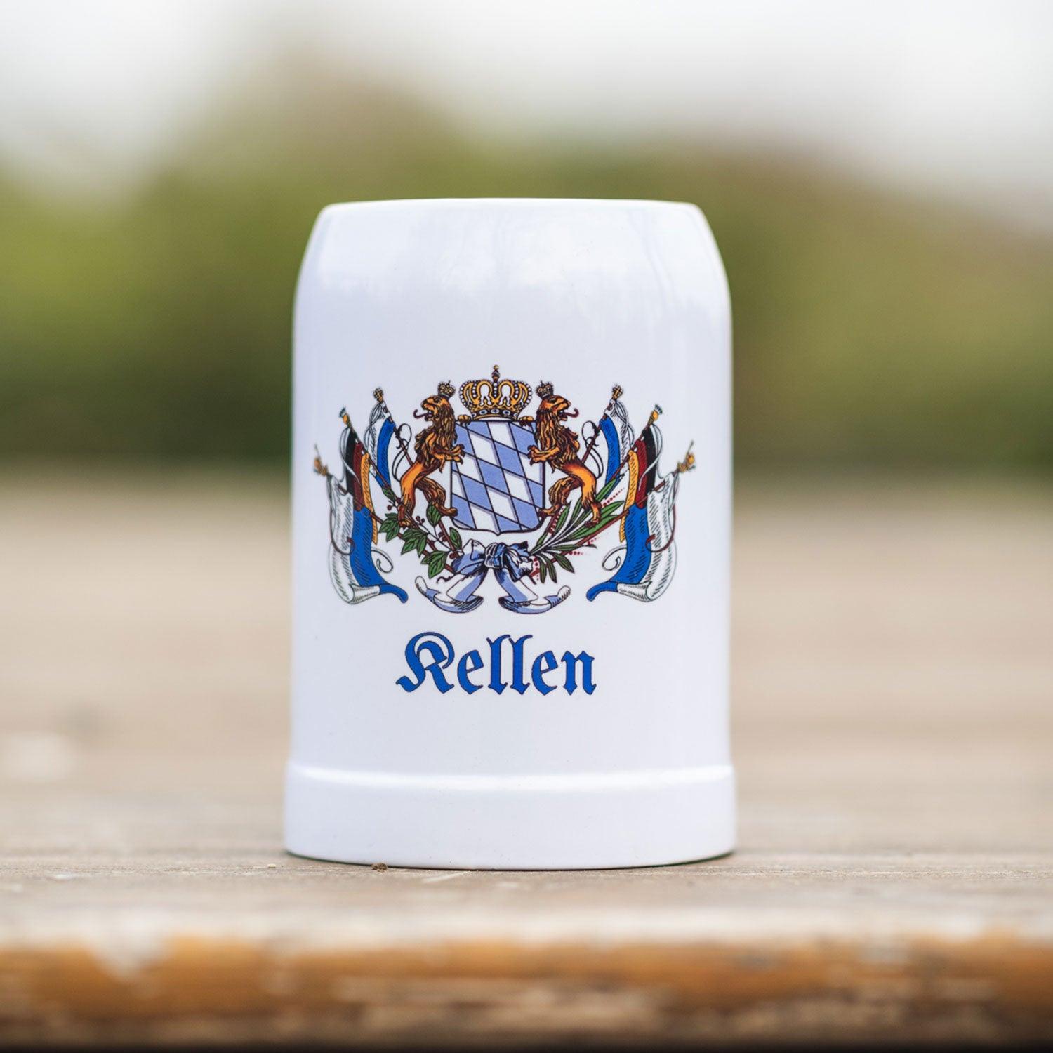 Hellgrauer Bierkrug aus Steingut mit traditionellem Bayernwappen und personalisierter Namensgravur, 0,5 Liter.