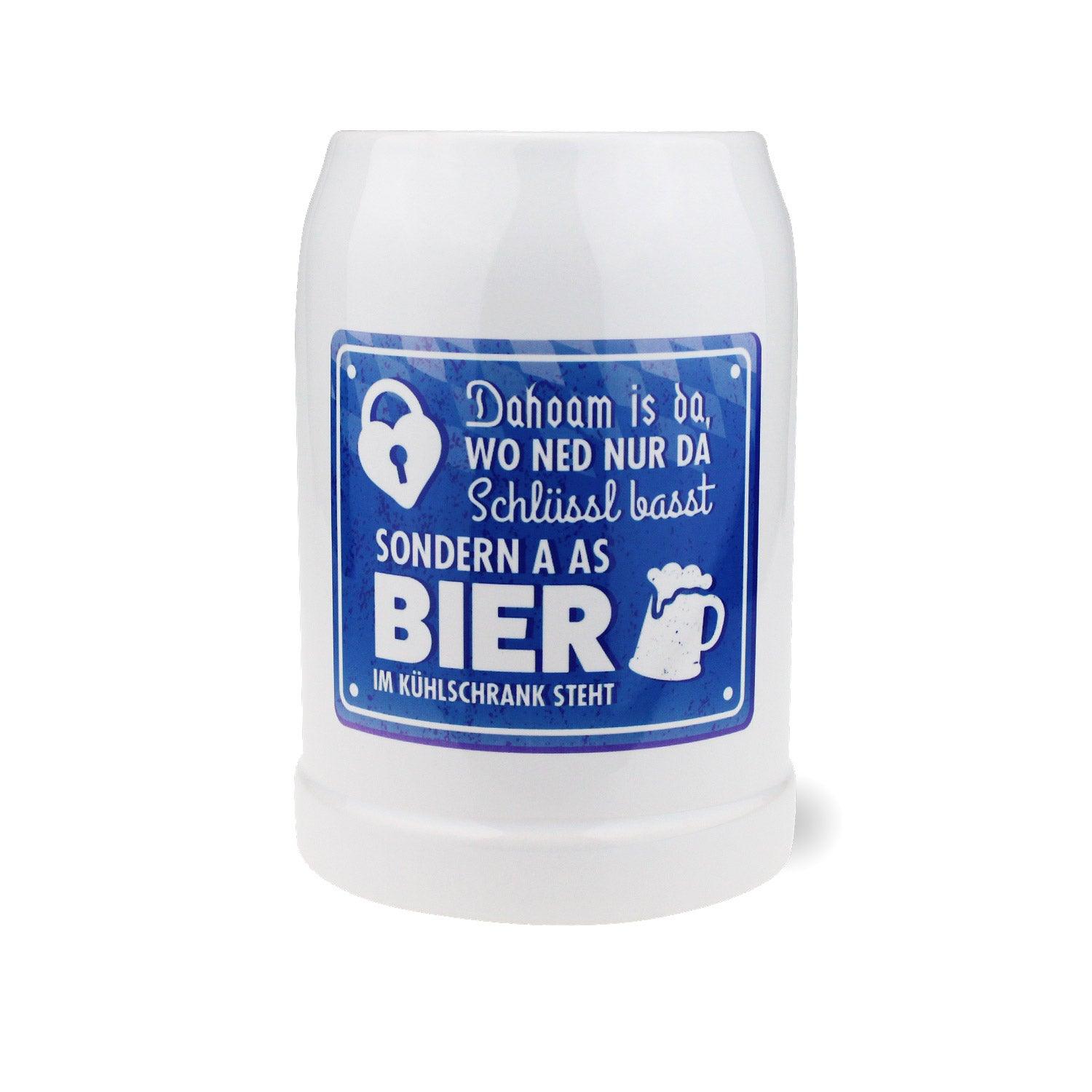 Bierkrug Dahoam mit blauem Spruch: Dahoam is, wo net nur der Schlüssel passt, sondern a Bier im Kühlschrank steht.