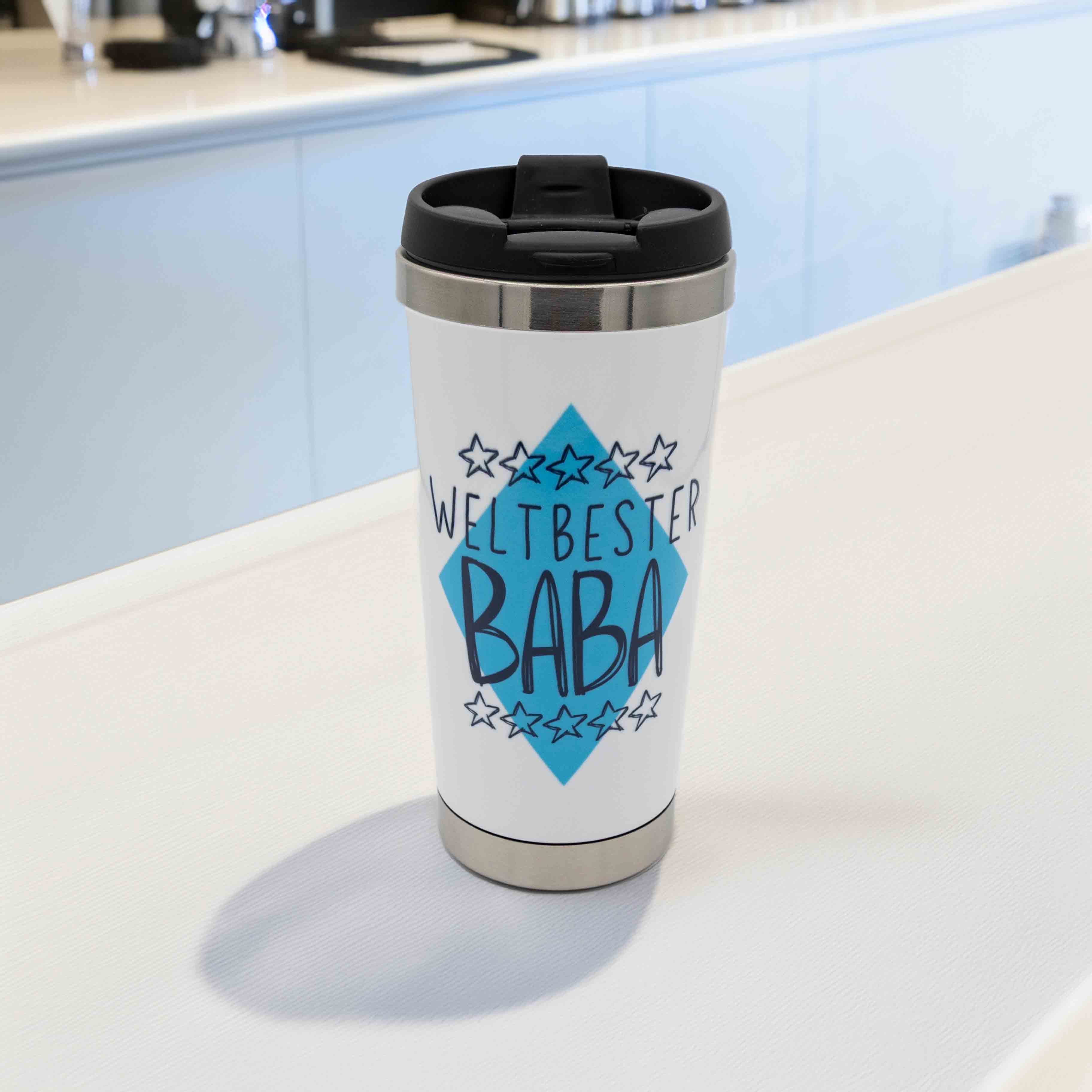 Weißer Thermo-Becher Weltbester Baba mit blauem Schriftzug und Sternen, praktischer schwarzer Deckel
