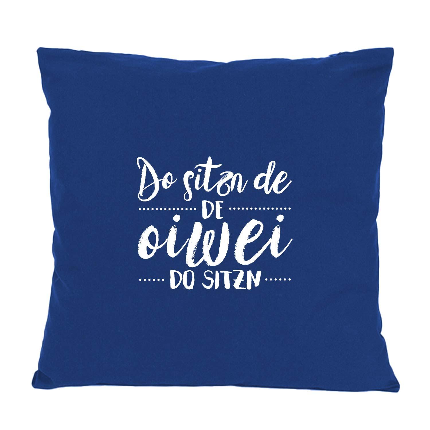 Dunkelblaues Kissen "Do sitzn de..." mit weißem, verspieltem Schriftzug und witziger Sprüchedeko.