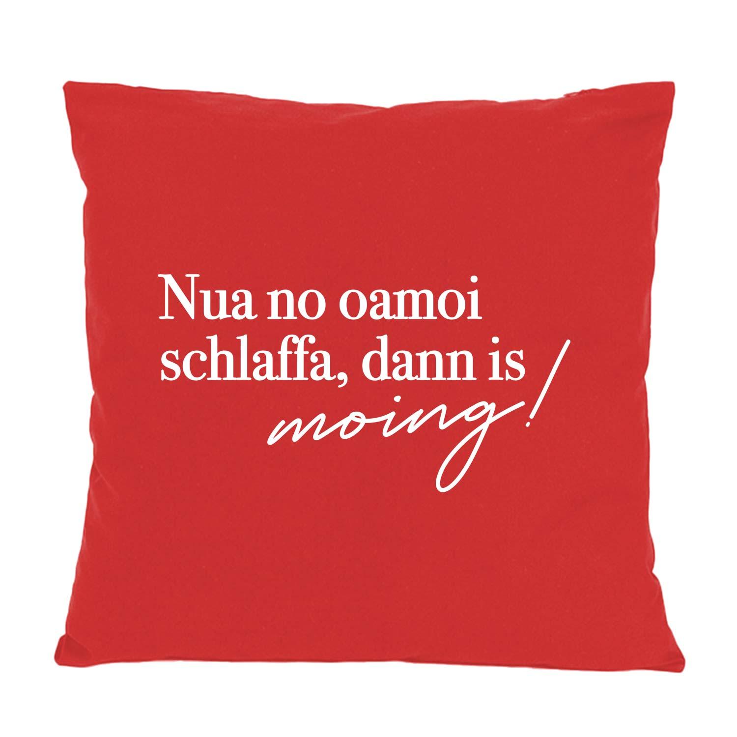 Rotes Kissen "Nua no oamoi schlaffa" mit weißem Schriftzug, perfekt für gemütliche Stunden und als Deko.