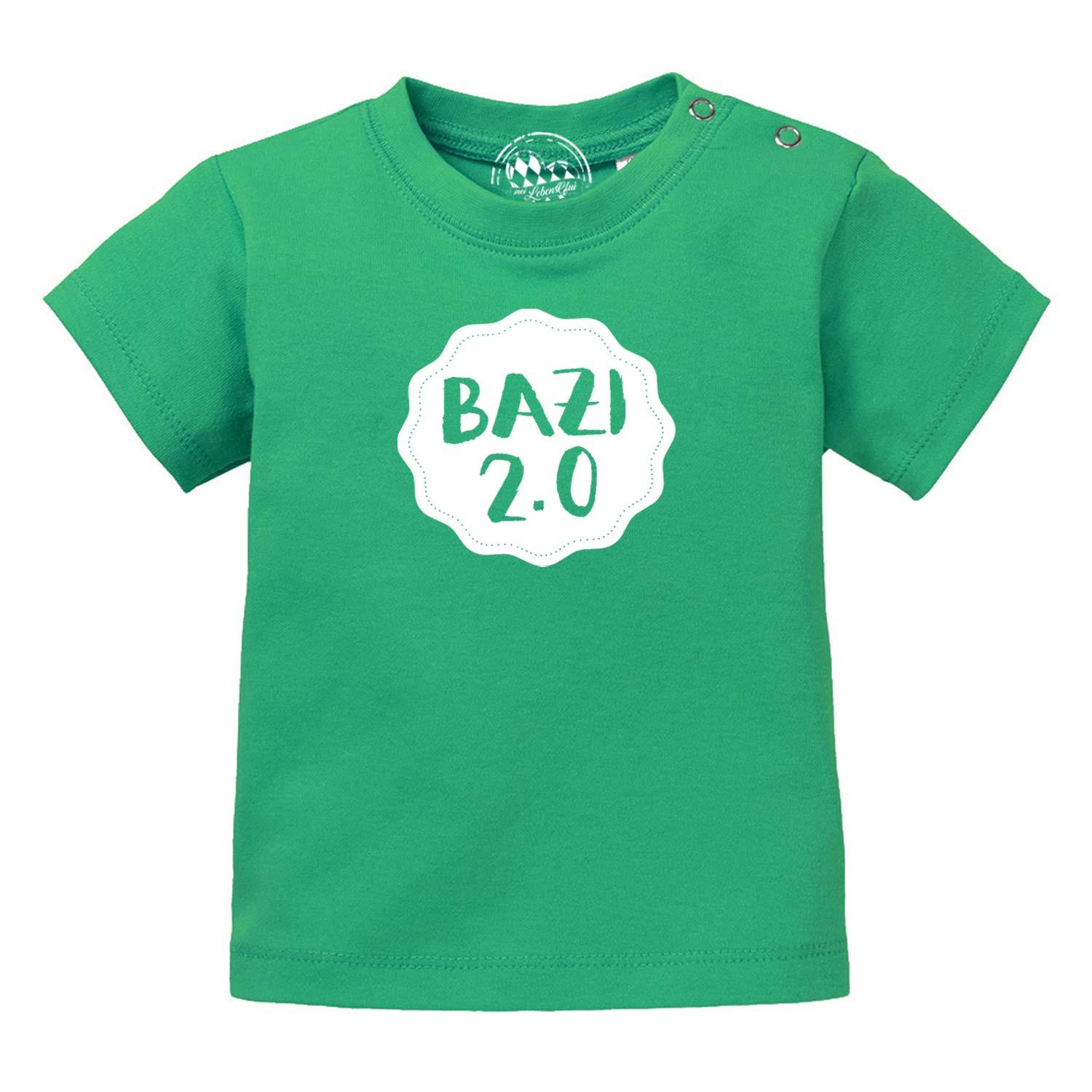 Grünes Baby T-Shirt "Bazi 2.0" aus Baumwolle mit weißem Aufdruck und praktischen Druckknöpfen an der Schulter.