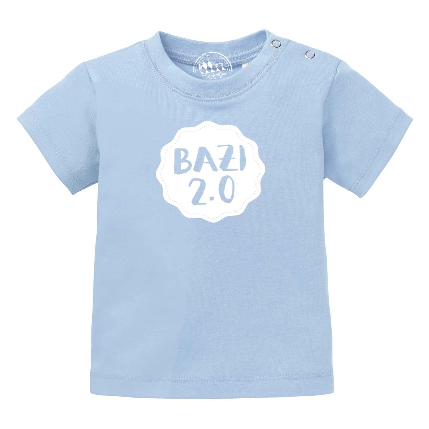 Hellblaues Baby T-Shirt Bazi 2.0 aus Bio-Baumwolle mit weißem Aufdruck und praktischen Druckknöpfen.