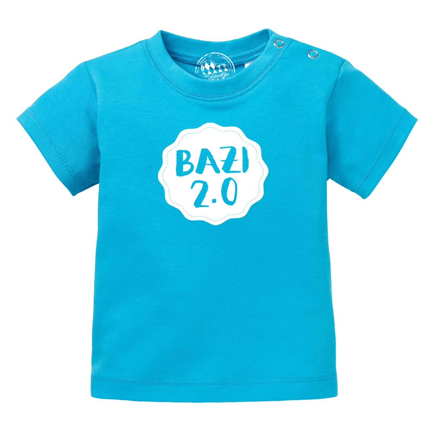 Türkisblaues Baby T-Shirt "Bazi 2.0" aus Baumwolle mit weißen Druckknöpfen an der Schulter und Aufdruck