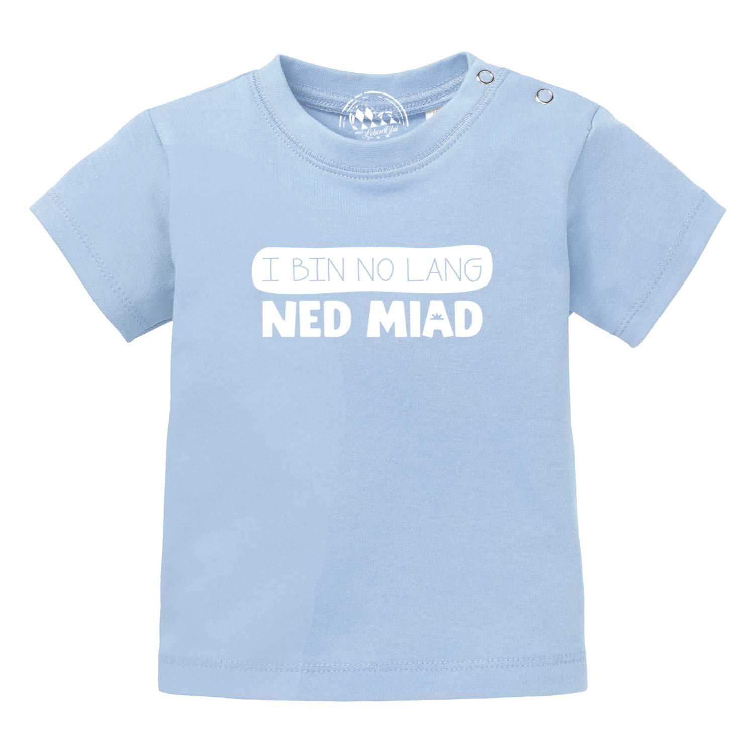 Helles Baby T-Shirt "no lang ned miad!" in Blau mit weißem bayerischem Spruch, kurzen Ärmeln und Druckknöpfen