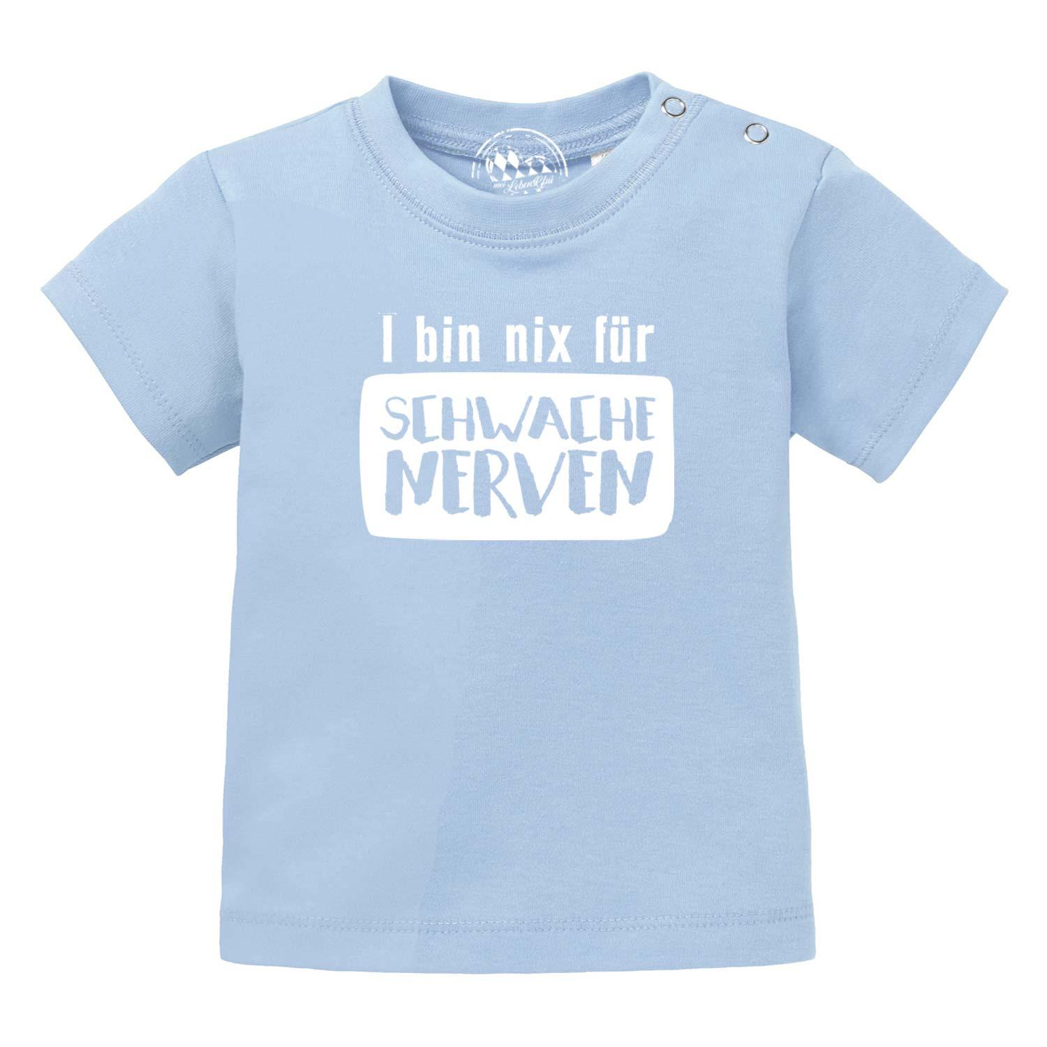 Helles blaues Baby T-Shirt mit weißem Spruch "I bin nix für SCHWACHE NERVEN" und Druckknöpfen an der Schulter.