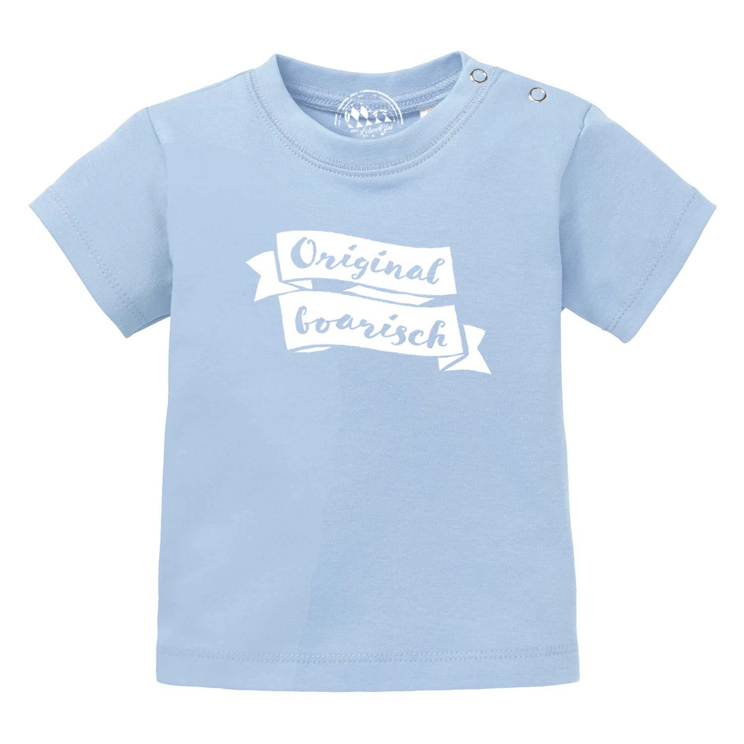 Helles Baby T-Shirt Original boarisch in Hellblau mit weißem Schriftzug, kurzen Ärmeln und Druckknöpfen an der Schulter.