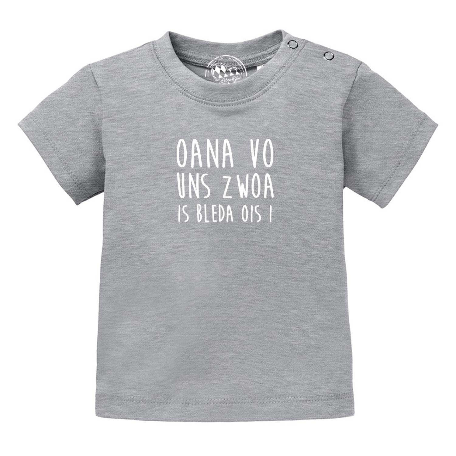 Graues Baby T-Shirt mit Aufdruck "Oana vo uns zwoa is bleda ois i!" und Schulterknöpfen in Schwarz.