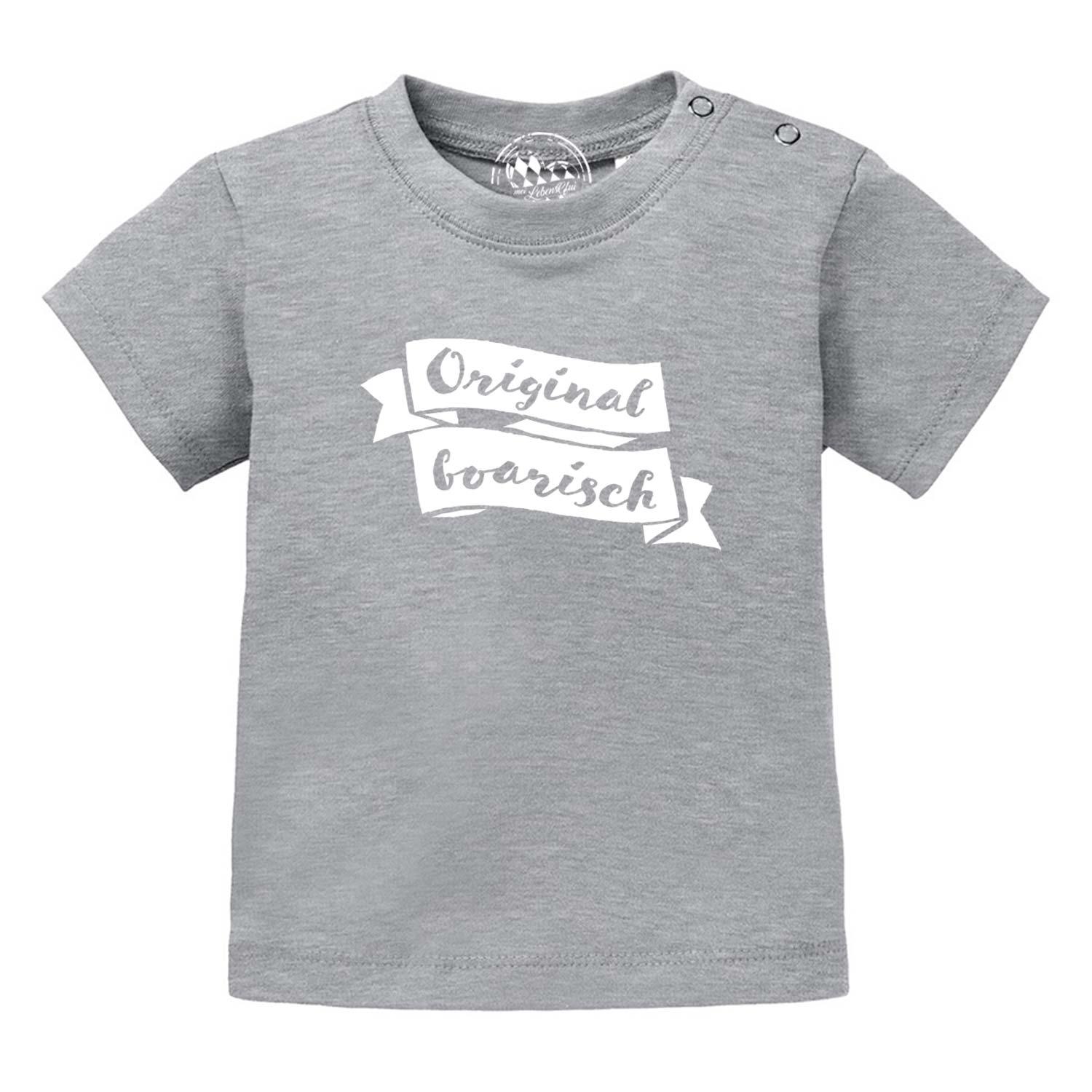 Graues Baby T-Shirt Original boarisch mit weißem Schriftzug, kurzen Ärmeln und Druckknöpfen am Kragen.