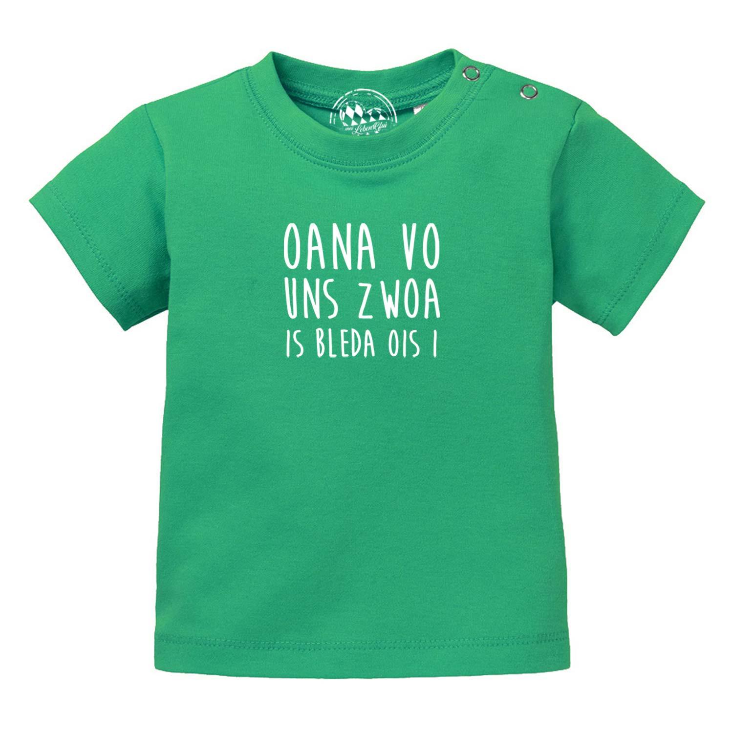 Grünes Baby T-Shirt "Bleda ois i!" mit weißem bayerischen Spruch und Druckknöpfen an der Schulter.