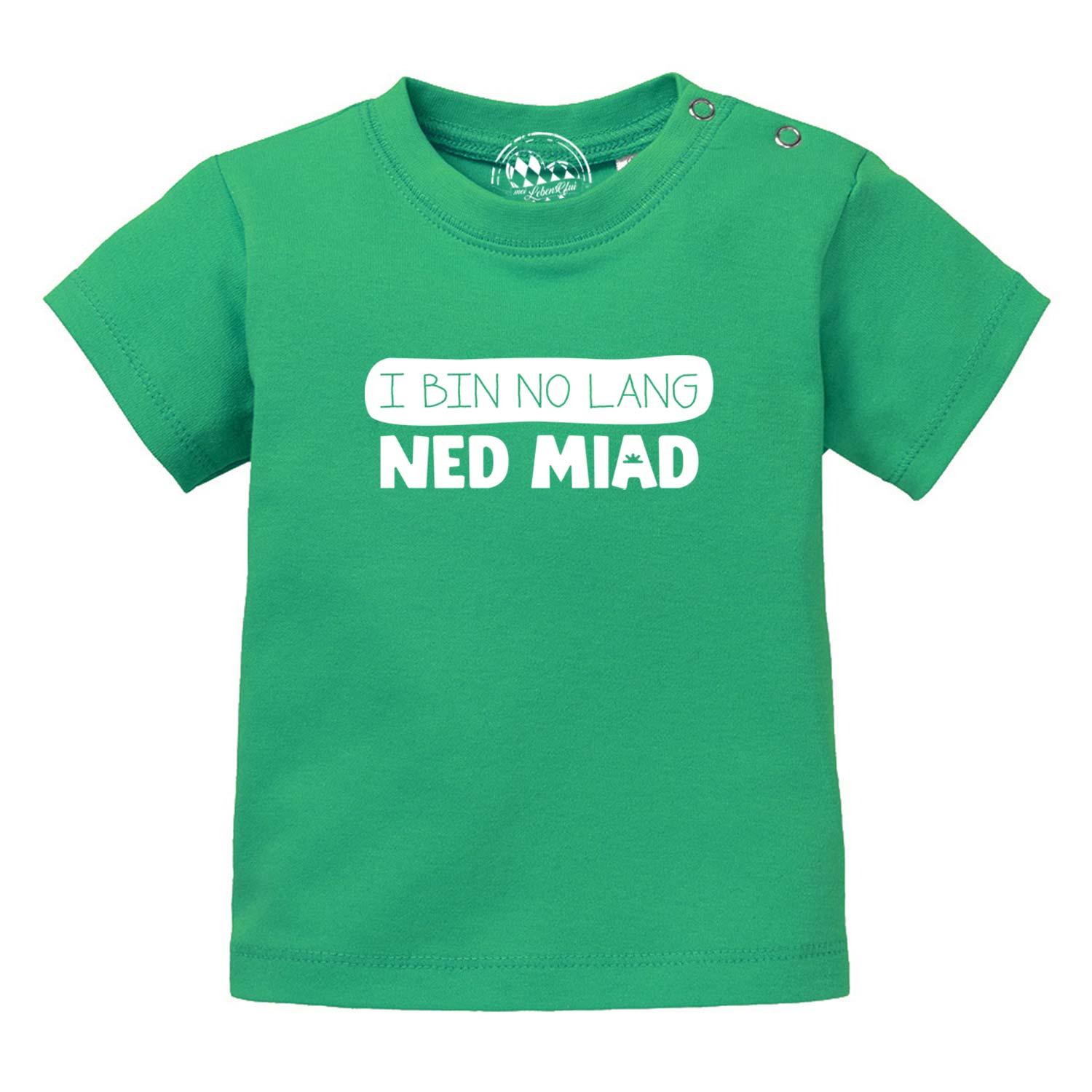 Grünes Baby T-Shirt "no lang ned miad!" mit weißem Spruch und praktischer Knopfleiste an der Schulter.