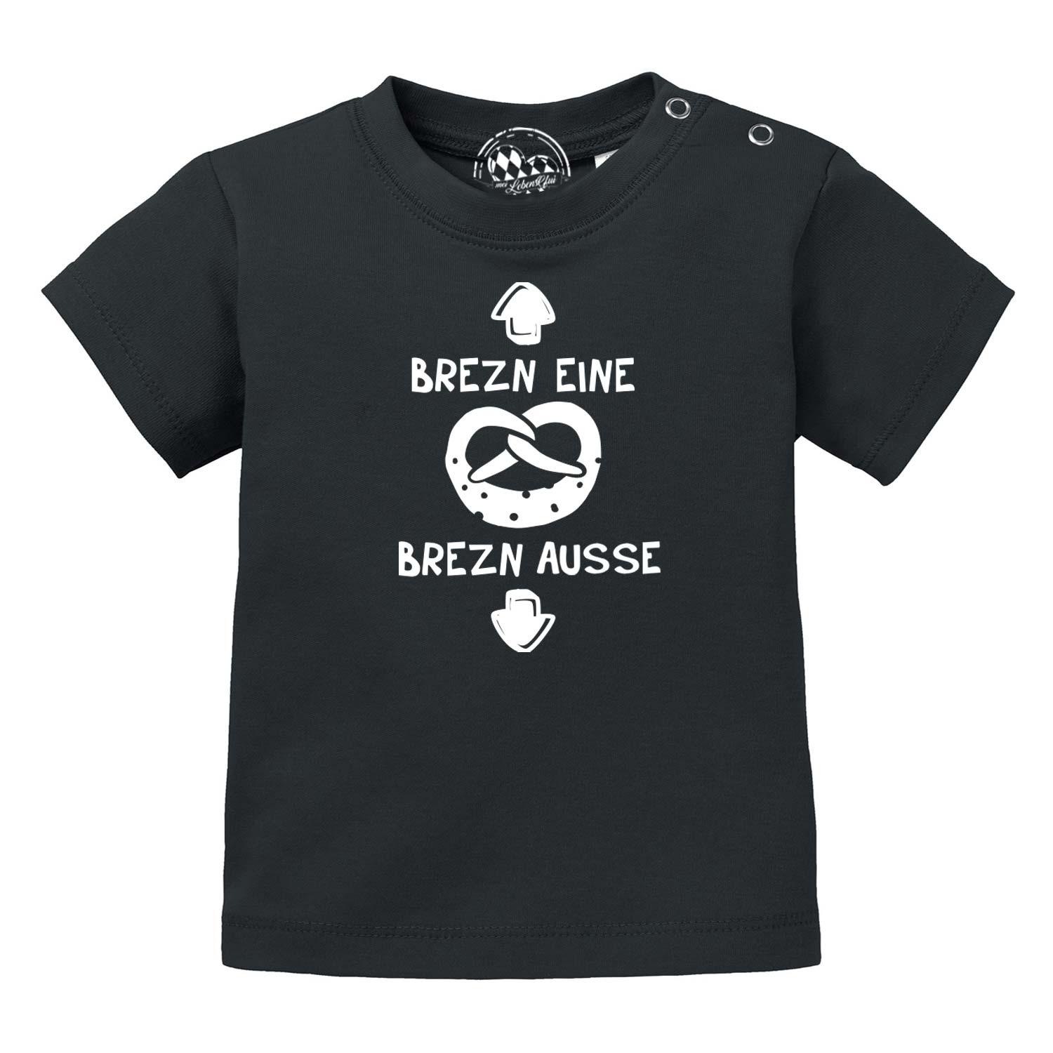Dehnbares Baby T-Shirt Brezn in Schwarz mit witzigem weißem Brezel-Print und Druckknöpfen.