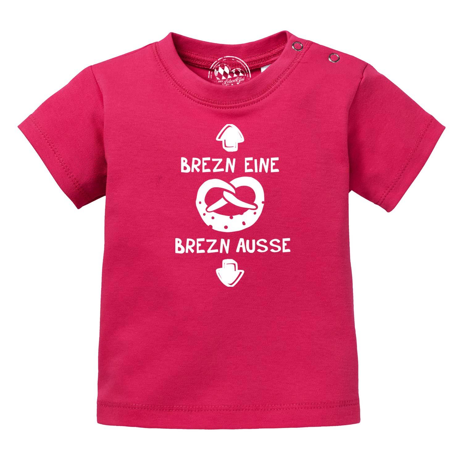 Baby T-Shirt "Brezn" in leuchtendem Pink mit weißem Brezen-Print und lustigem Spruch auf der Brust.