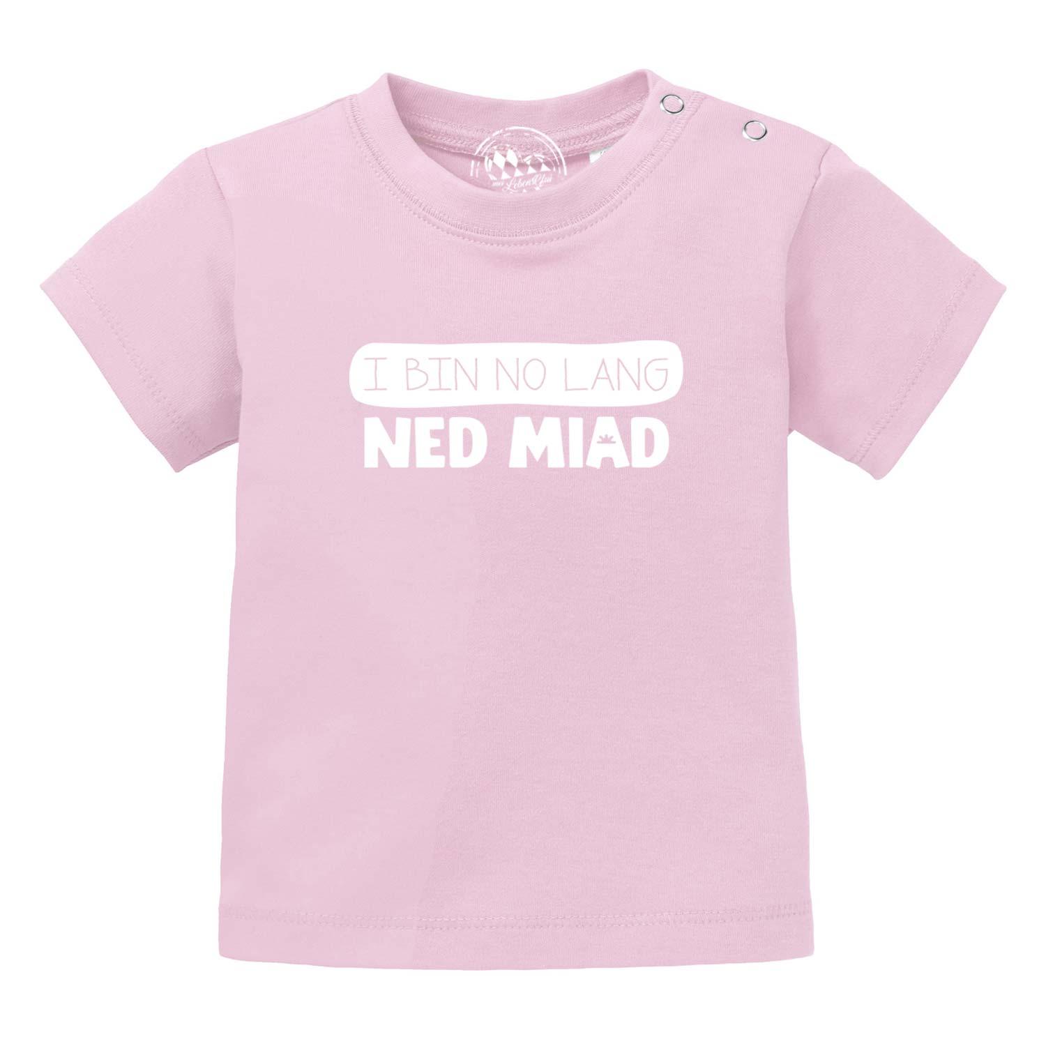 Rosa Baby T-Shirt mit Aufschrift "I BIN NO LANG NED MIAD" und praktischen Druckknöpfen an der Schulter