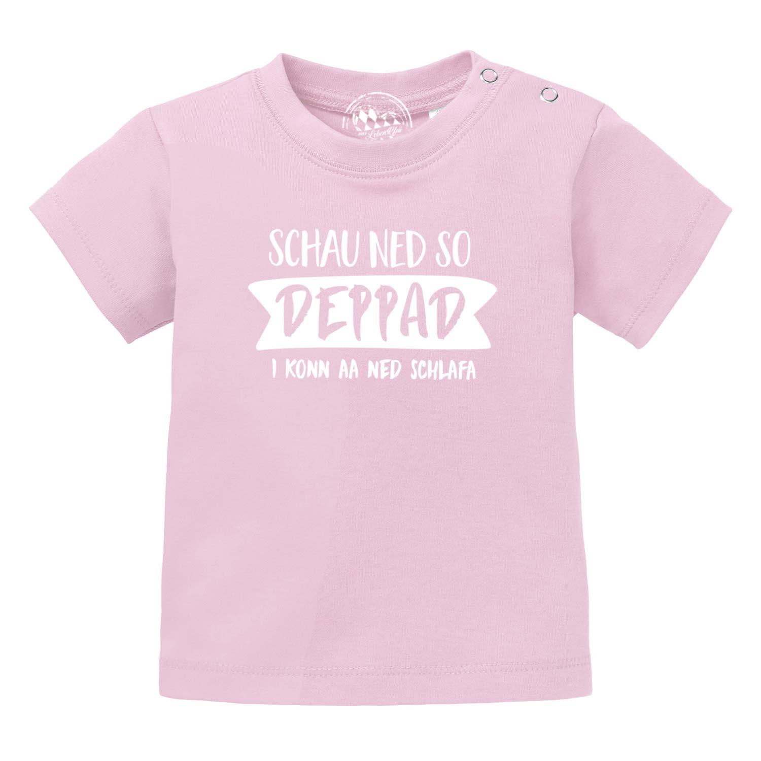 Baby T-Shirt "Schau ned so..." in Rosa mit lustigem Spruch in weißer Schrift auf der Brust.
