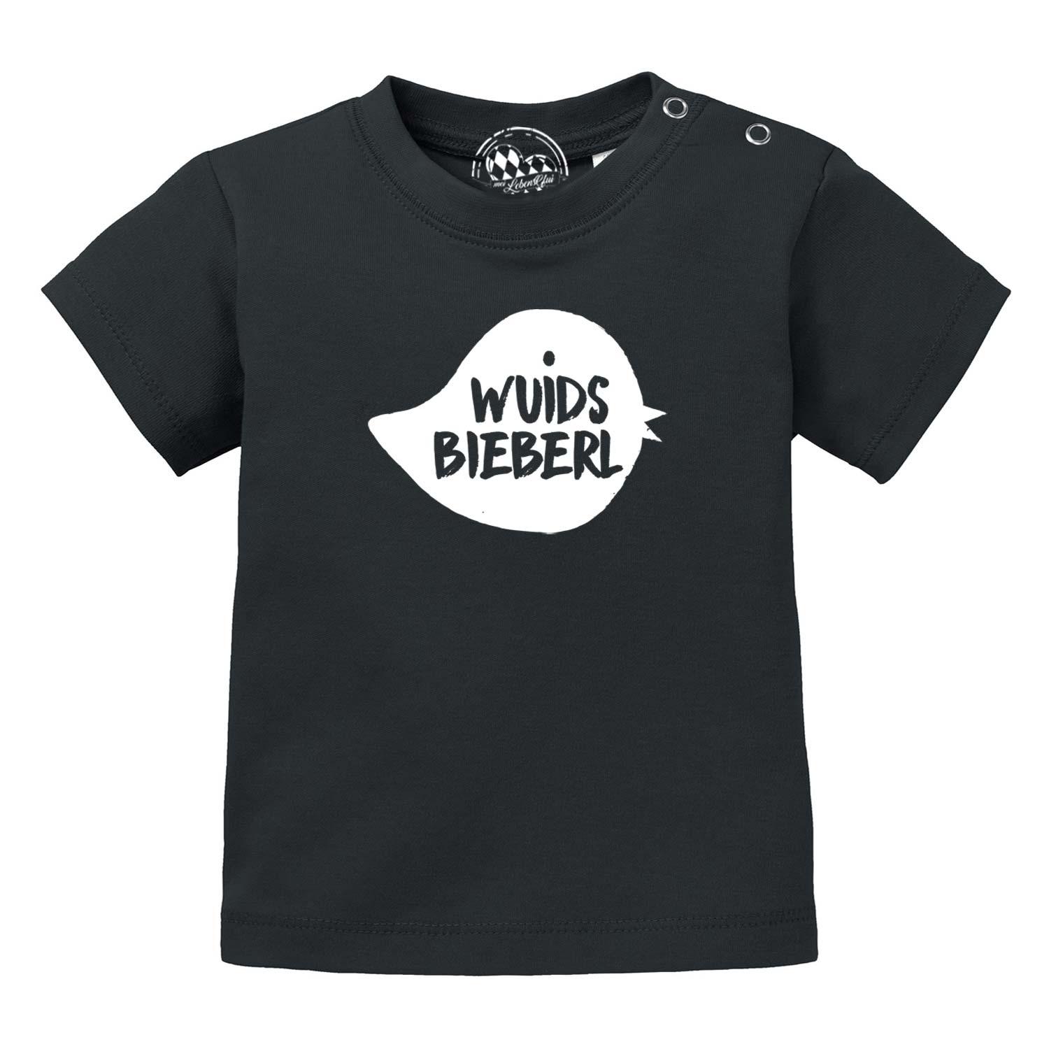 Schwarzes Baby T-Shirt Wuids Bieberl mit weißem "Wuids Bieberl"-Aufdruck, kurzen Ärmeln und Druckknöpfen.