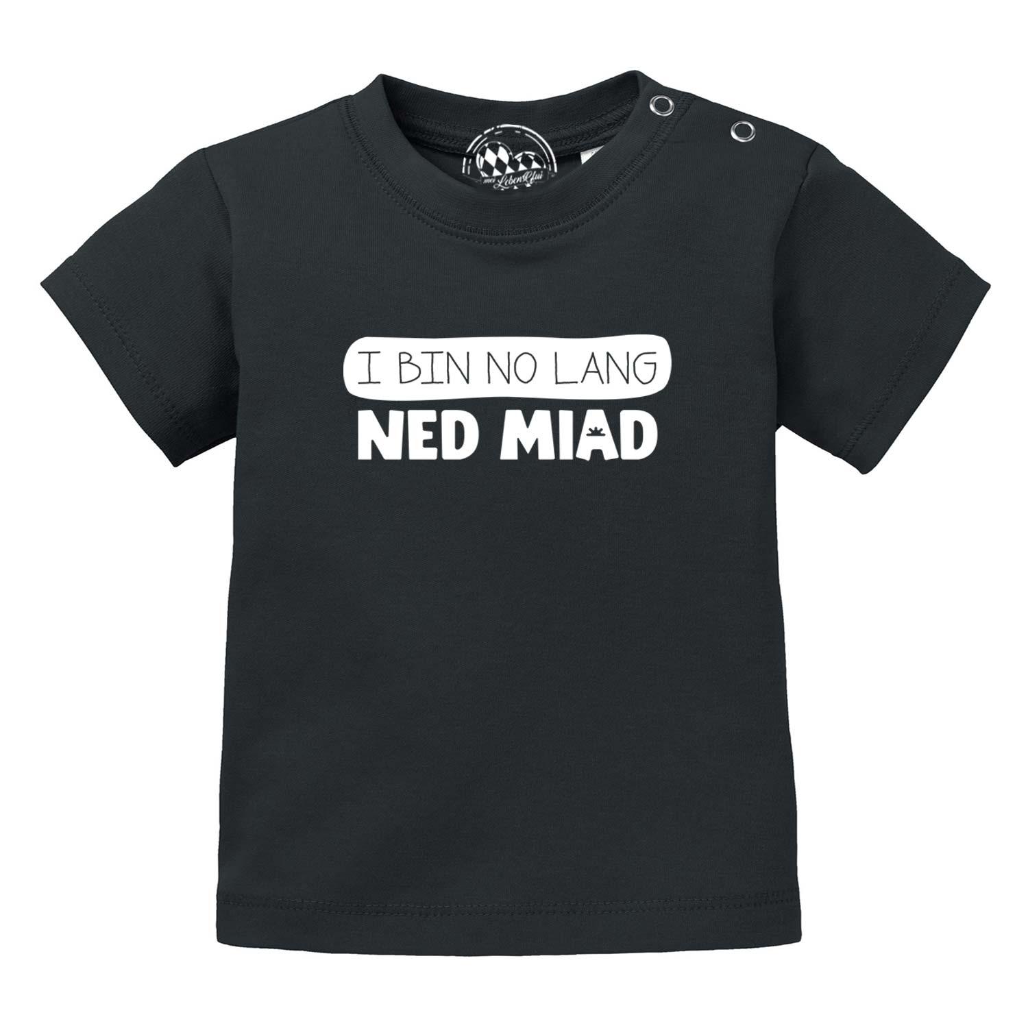 Schwarzes Baby T-Shirt "no lang ned miad!" mit weißem Print und Druckknöpfen an der Schulter.