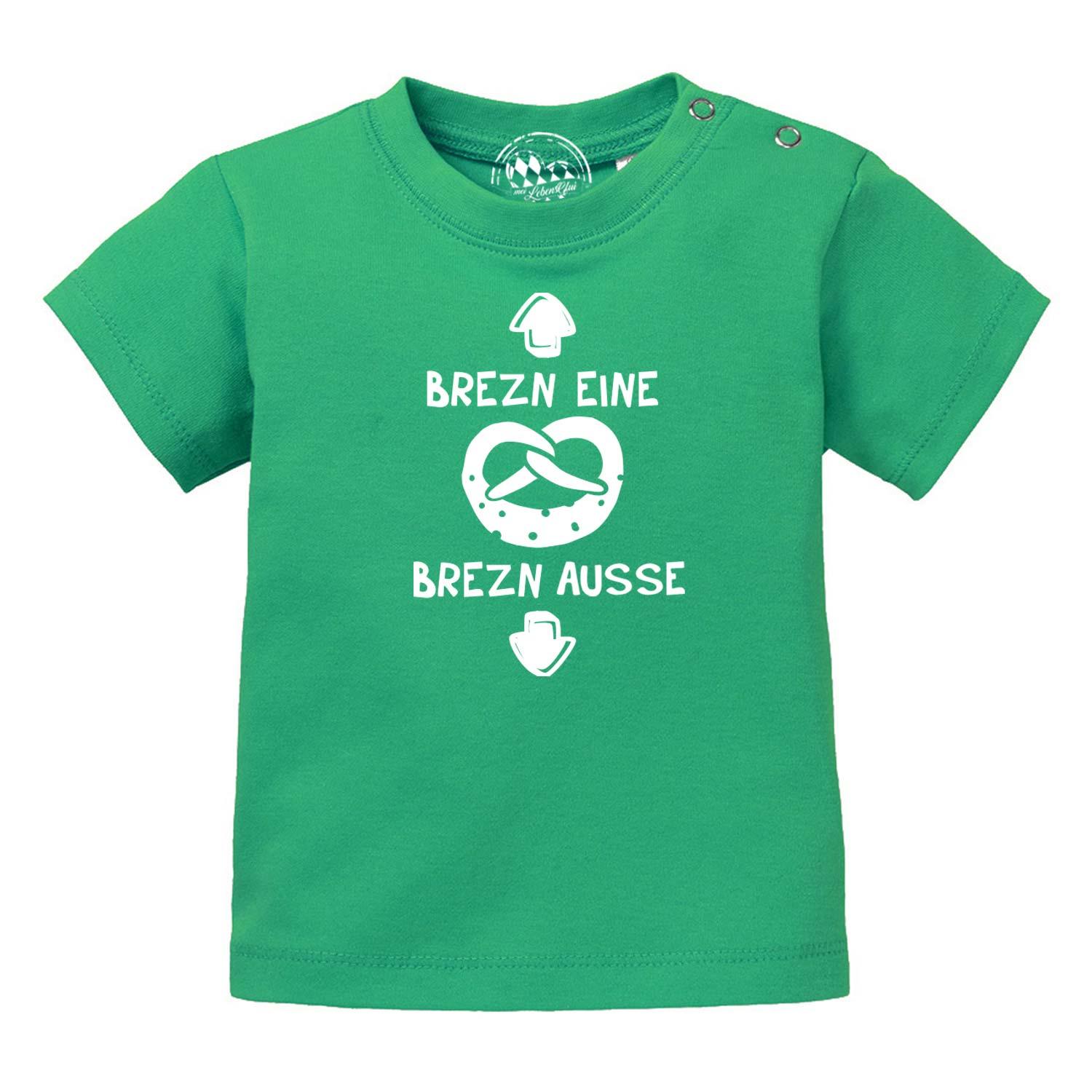 Grünes Baby T-Shirt "Brezn" mit weißem Brezel-Motiv und lustigem Spruch für Jungen und Mädchen.