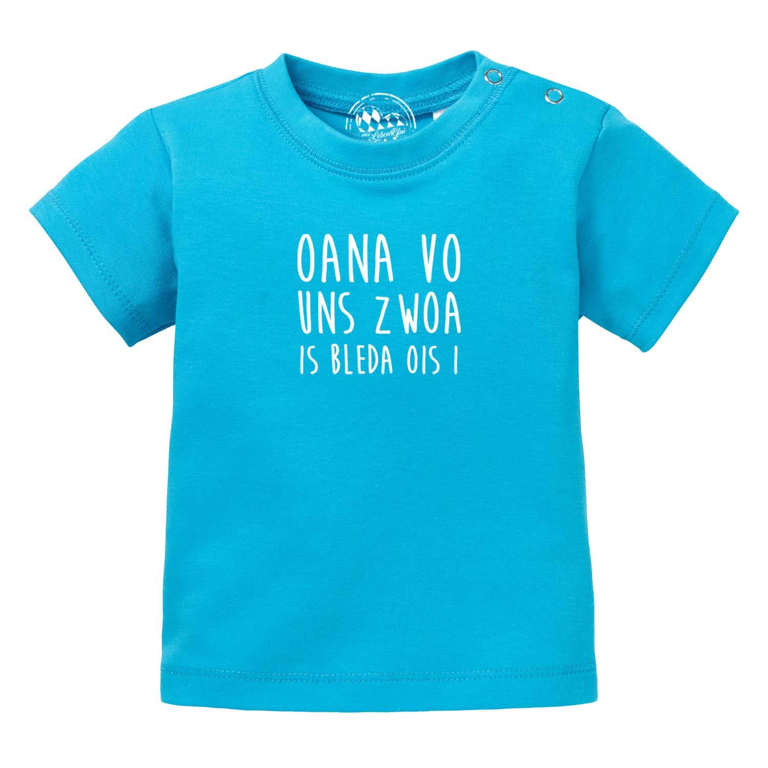 Türkisfarbenes Baby T-Shirt "Bleda ois i!" mit weißem bayerischen Spruch und Druckknöpfen an der Schulter.