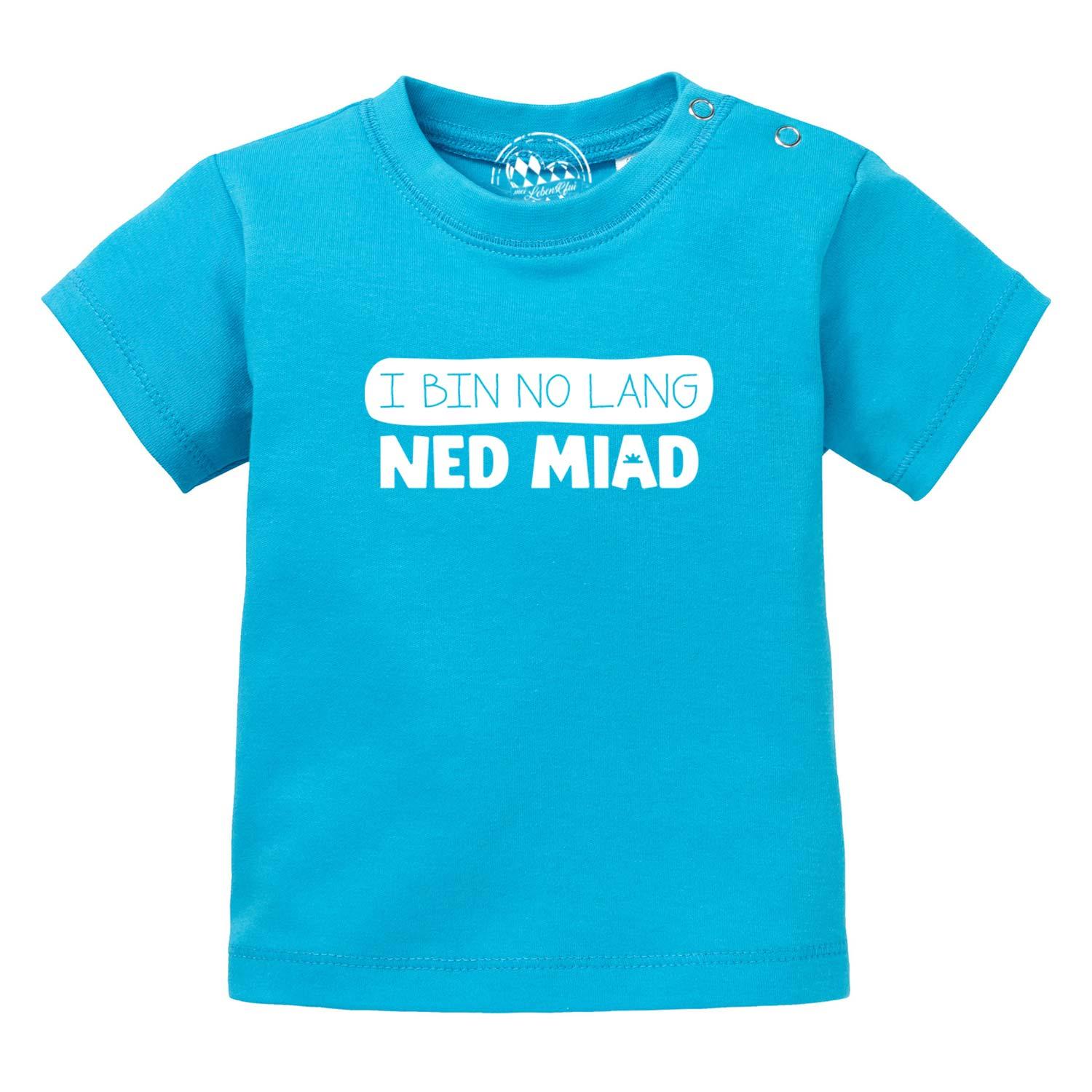 Türkises Baby T-Shirt "no lang ned miad!" mit weißem Print und zwei Druckknöpfen an der Schulter.