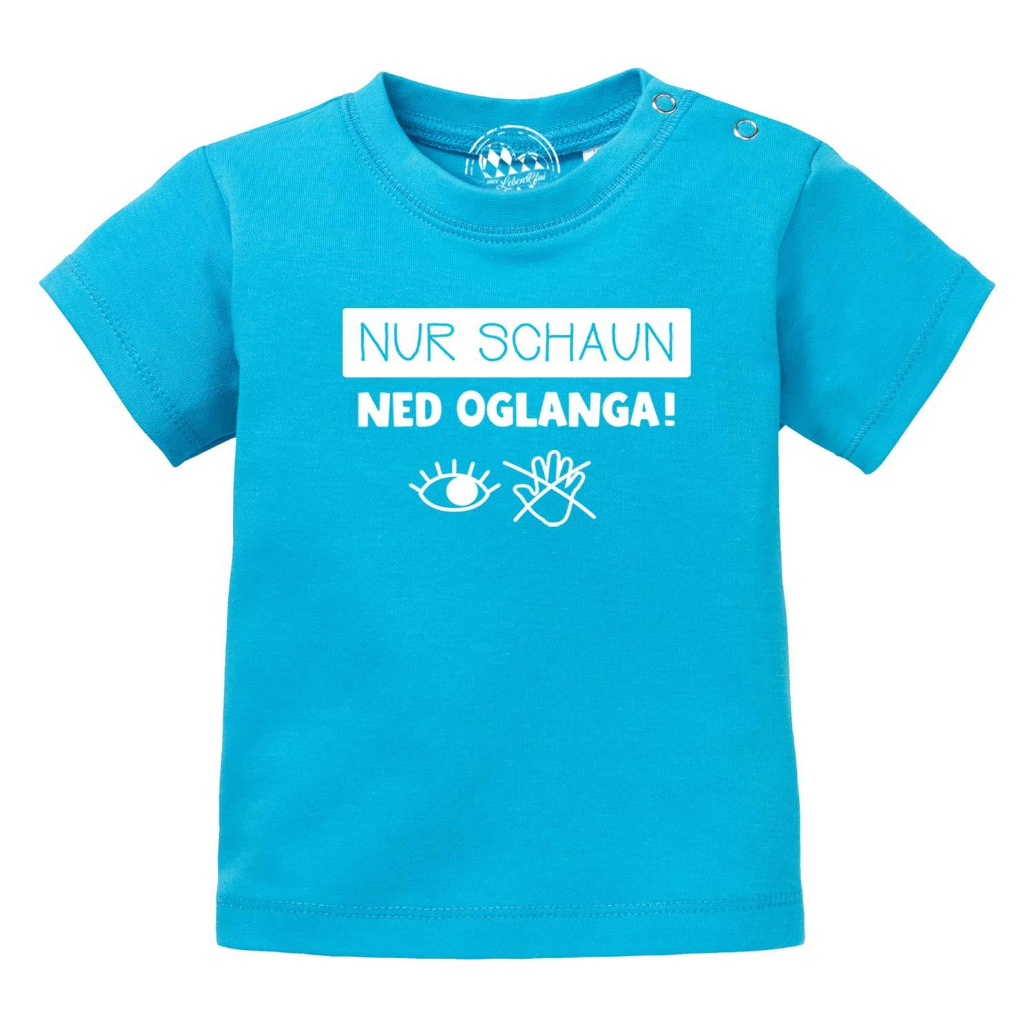 Baby T-Shirt Nur schaun… in Türkis mit weißem "NUR SCHAUN NED OGLANGA!" Aufdruck und Druckknöpfen.