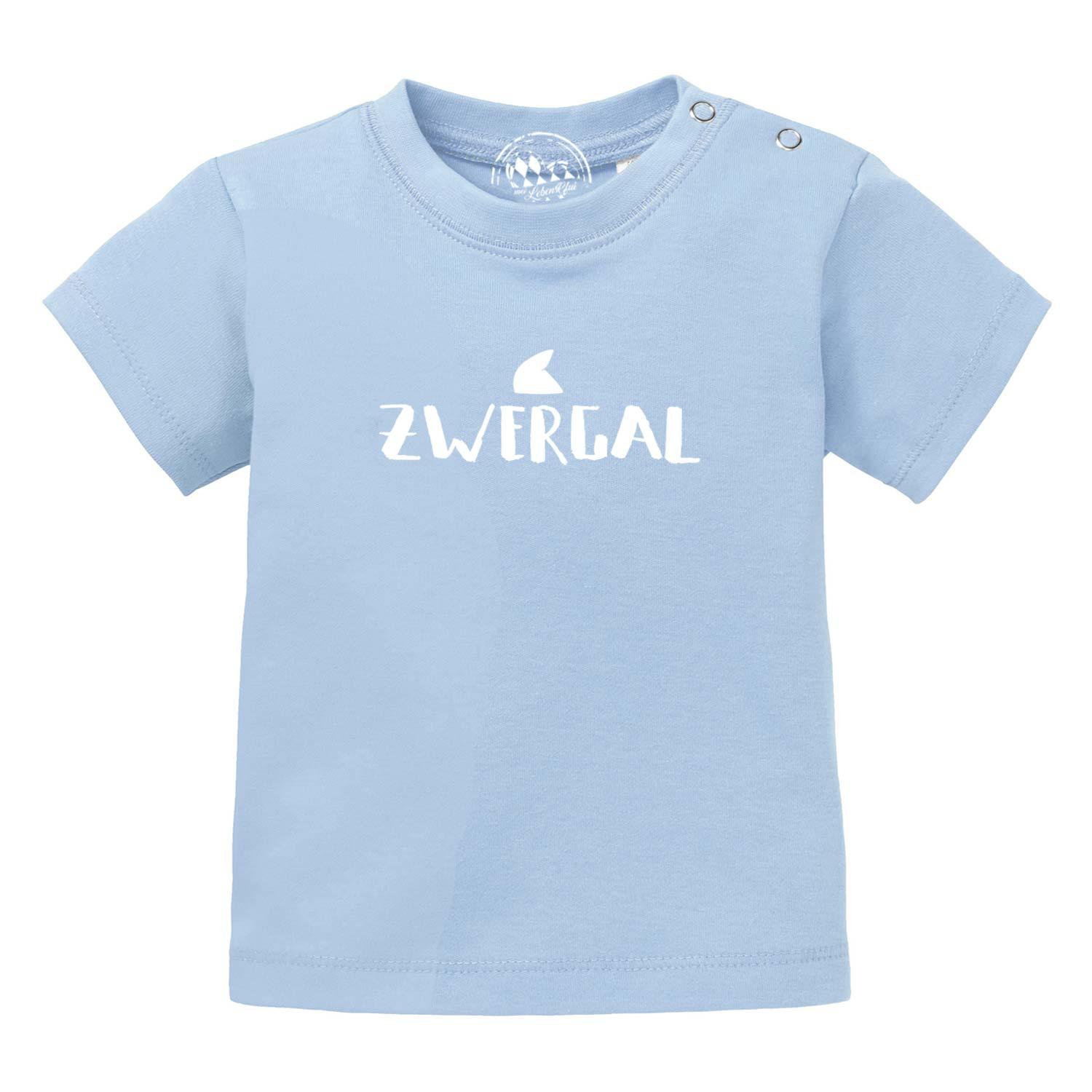 Hellblaues Baby T-Shirt "Zwergal" aus Baumwolle mit weißem "Zwergal" Aufdruck und Druckknöpfen an der Schulter.