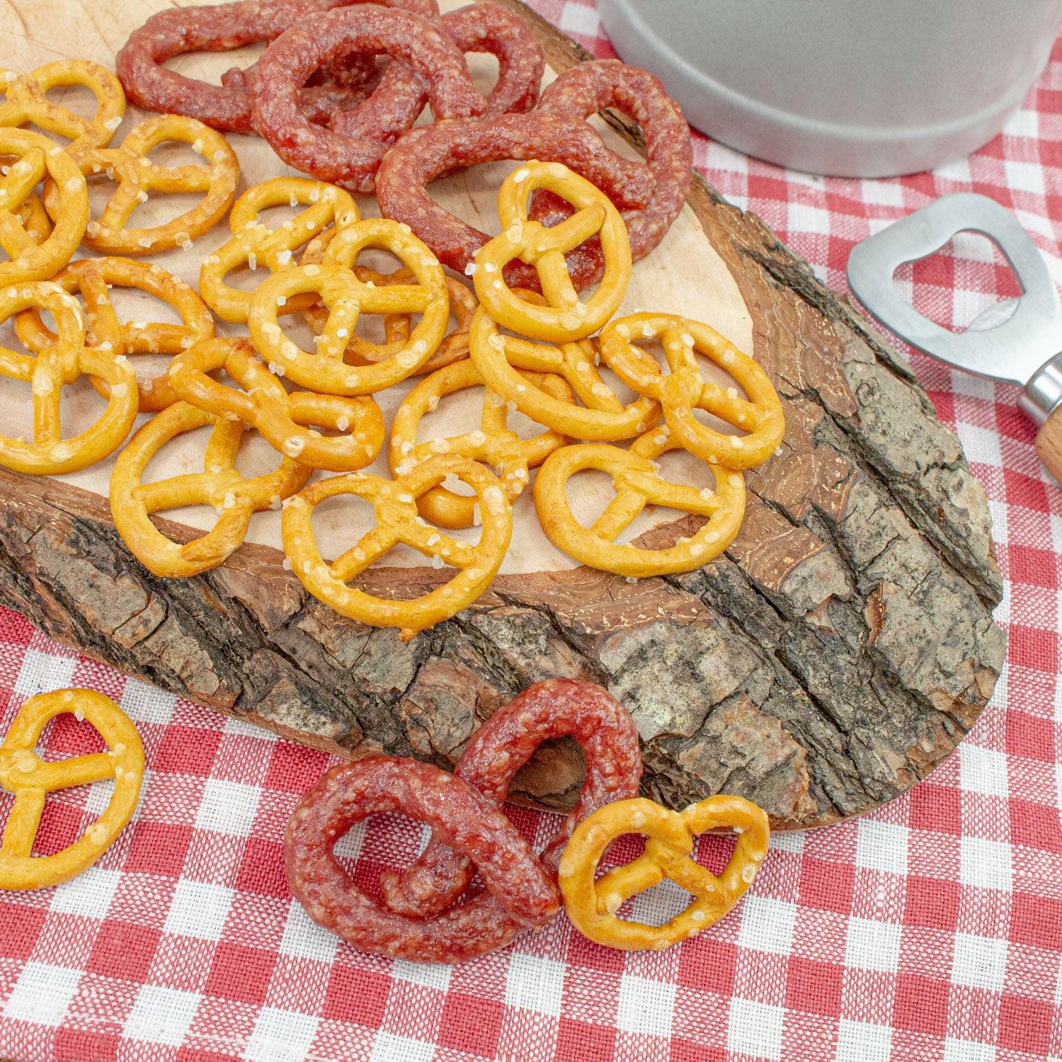 Bayrische Brezn-Brotzeit mit rustikaler Mini-Salami und goldbraunem Salzgebäck in Breznform, 50 g.