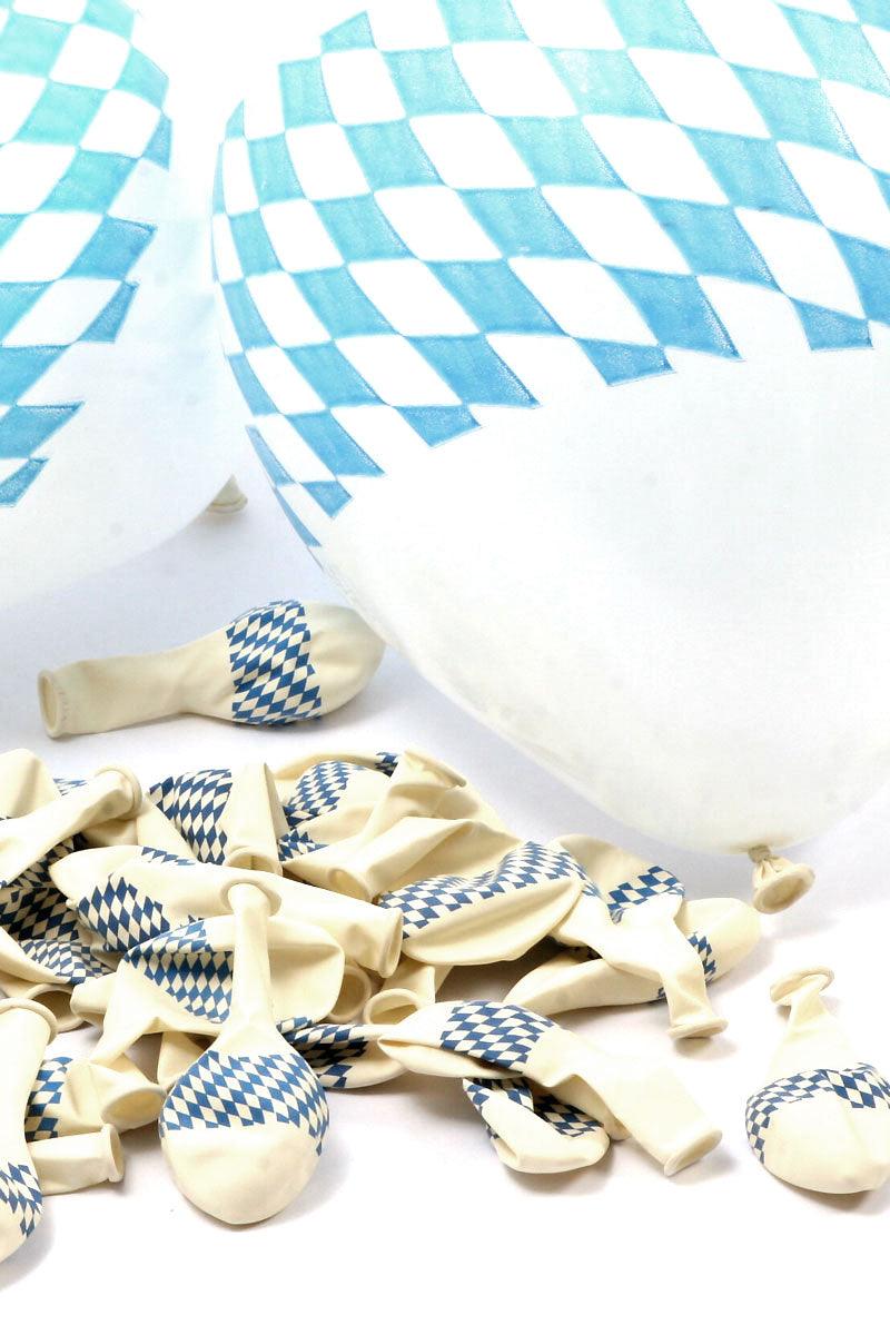 Bayrische Luftballons in runder Form mit blau-weißem Rautenmuster und weißem Herz-Motiv, aus Latex, ca. 95 cm.