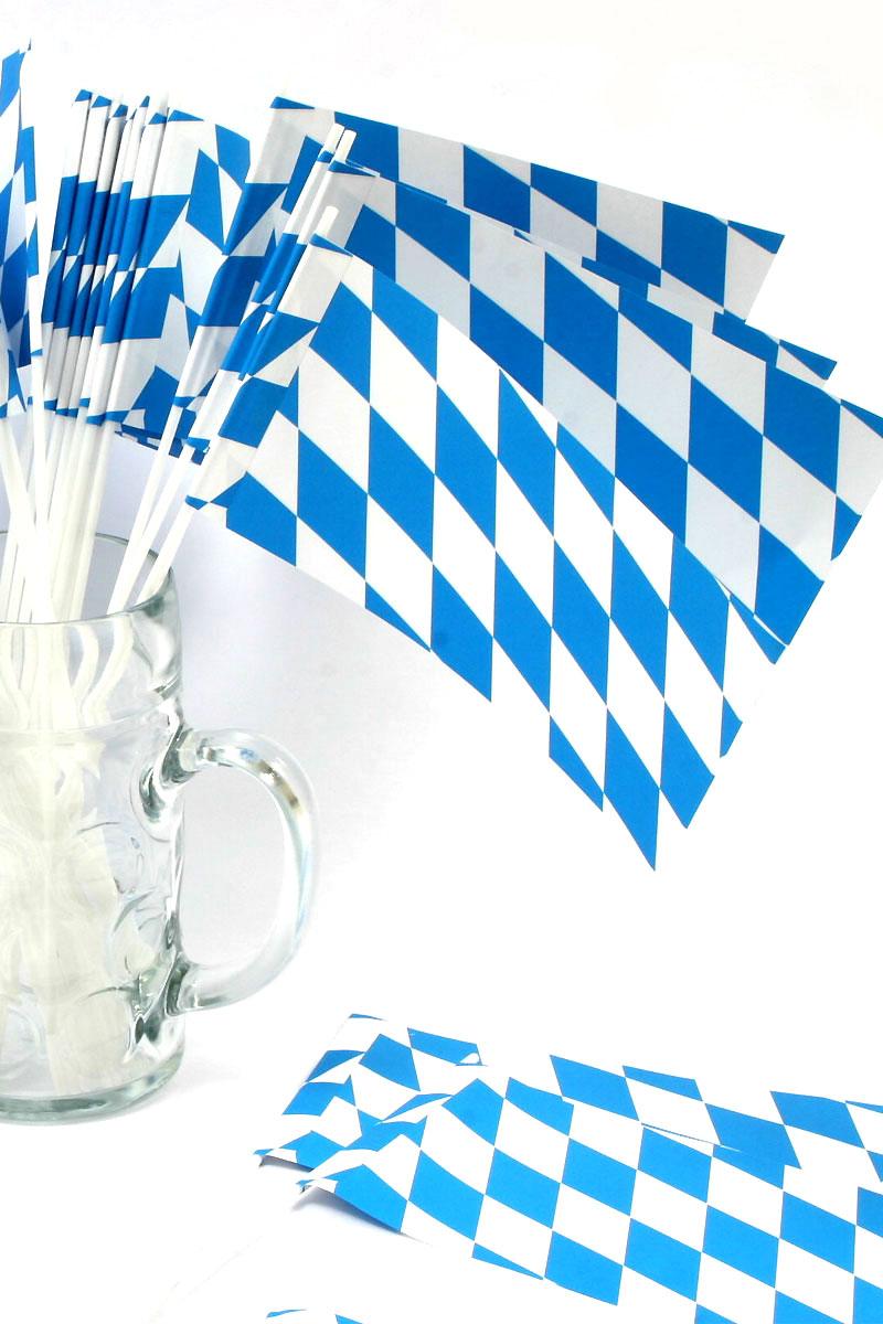 Papierfahne im traditionellen weiß-blauen Rautenmuster mit Holzstab, rechteckig, aus Papier gefertigt.