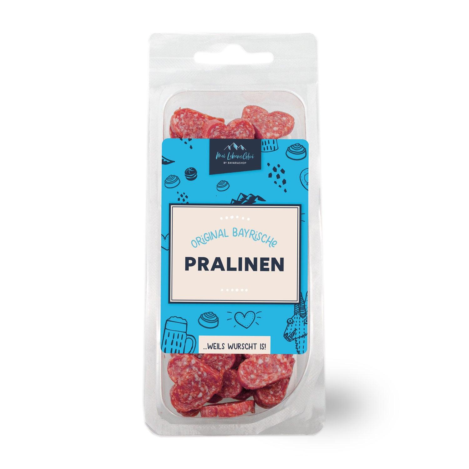 Herzförmige bayrische Pralinen mit Schokoladenüberzug und weißem Schriftzug, 50 g, kräftige Optik.