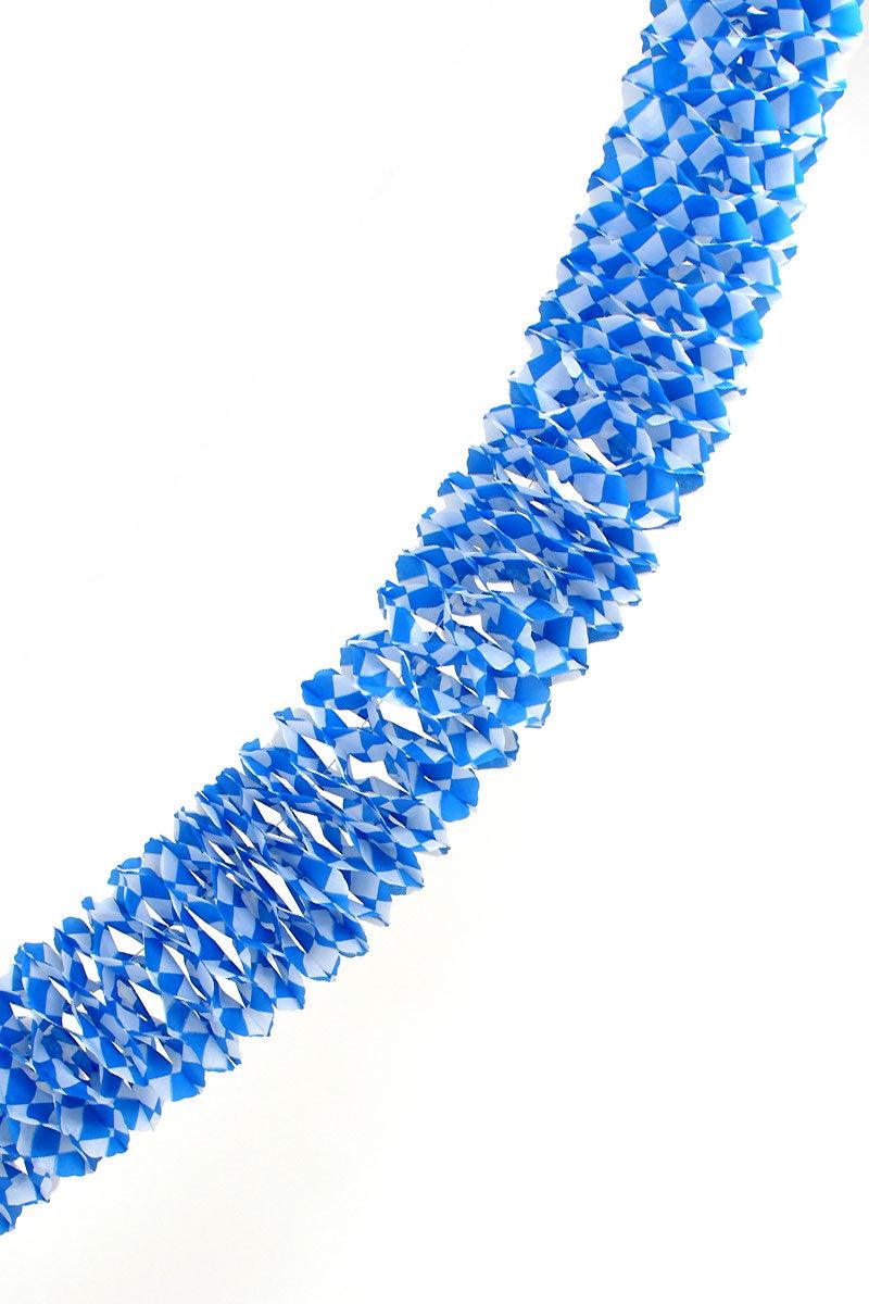 Blaue und weiße Seidenpapiergirlande im traditionellen Rautenmuster mit gefächerter Wellenform.