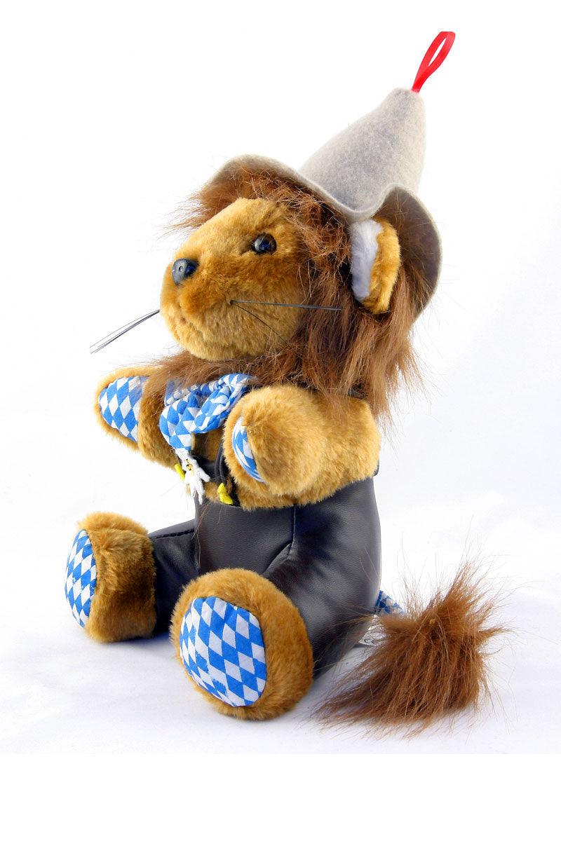 Plüschlöwe in Braun mit bestickter Lederhose, Trachtenhut und bayerischem Wappen, aus weichem Stoff gefertigt.