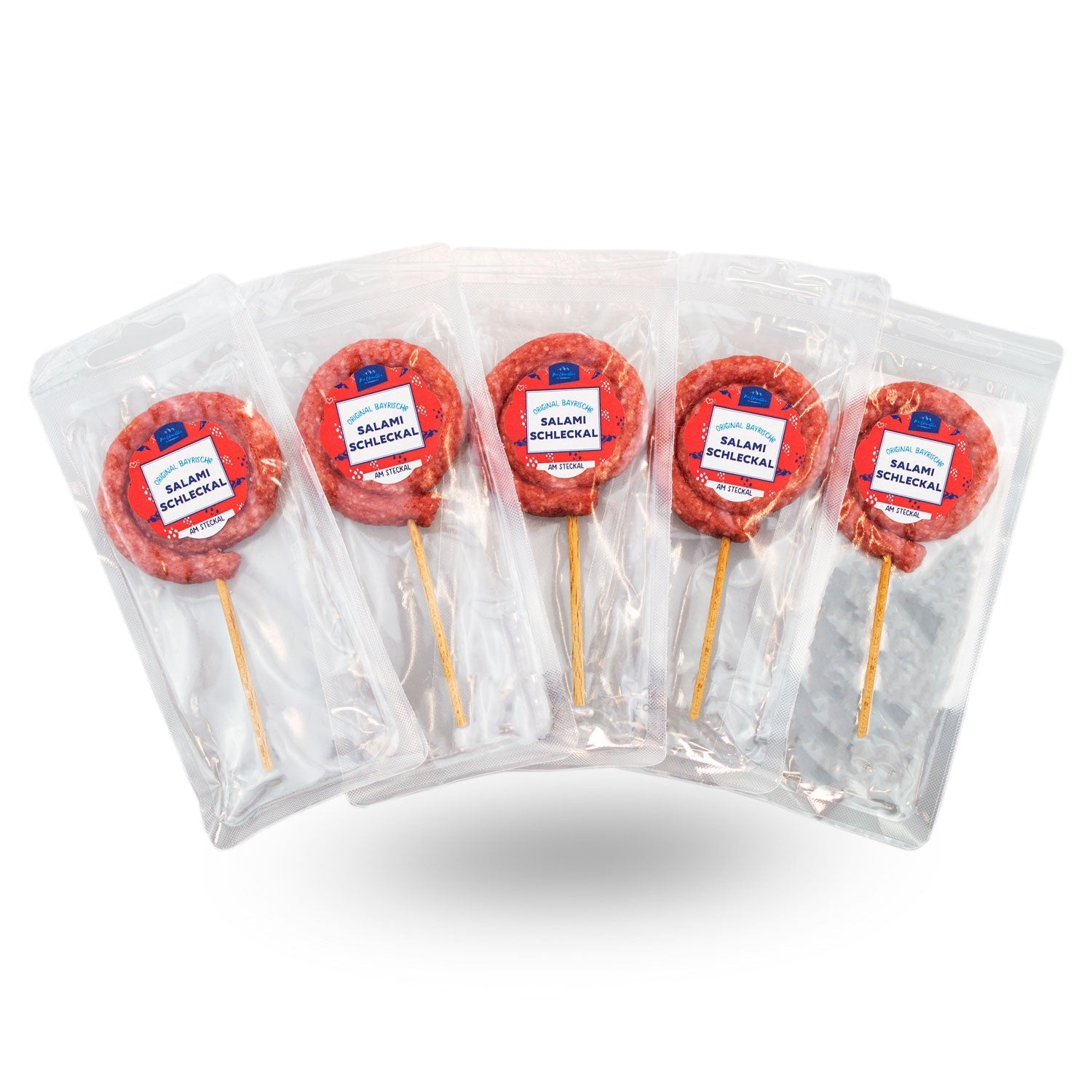 Fünf Mini-Salami in Lolli-Form auf Holzstielen, leicht gerollt, mit dunkler, trockener Oberfläche.