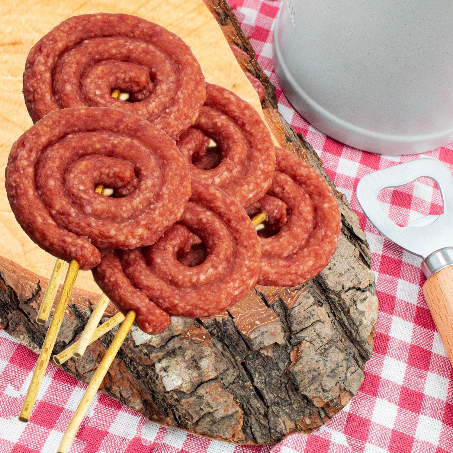 Fünf gerollte Mini-Salamis am Stil in Lolli-Form, rotbraune Farbe, lokal in Bayern produziert.