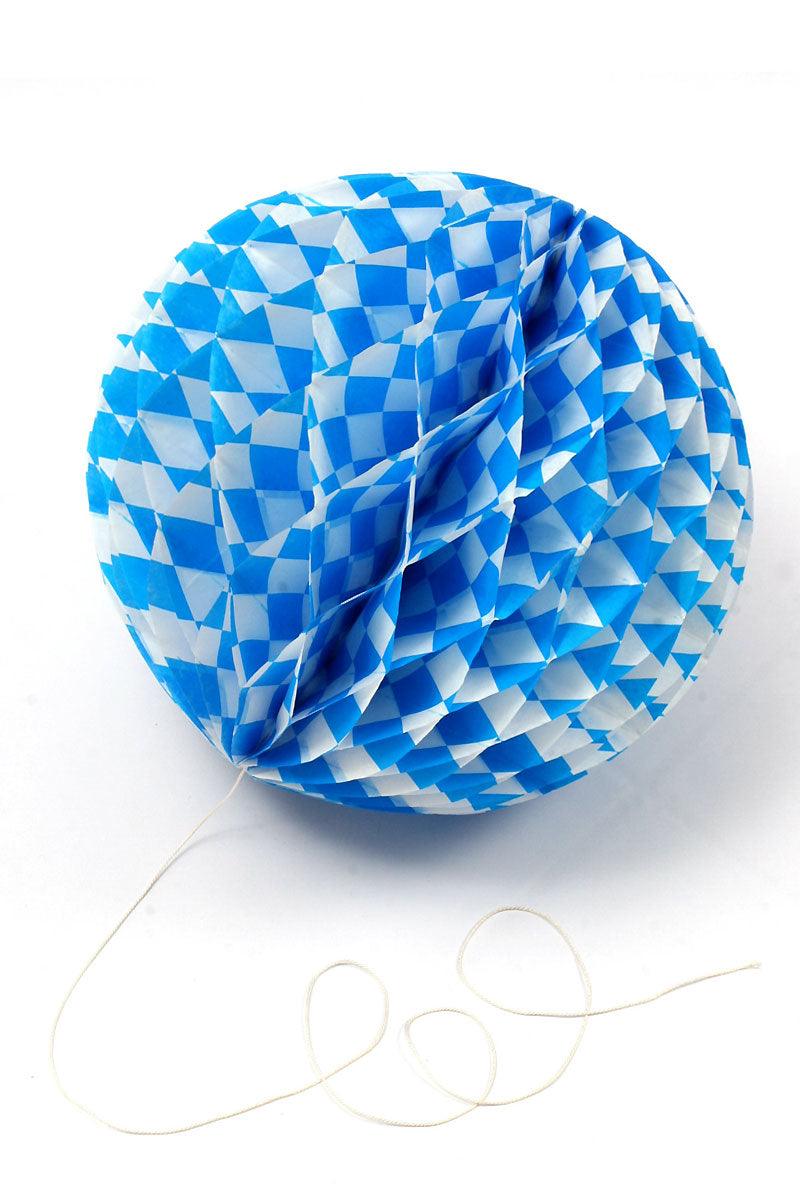 Runder Wabenball aus Papier in Blau-Weiß mit Rautenmuster, traditionell bayerisches Design, ca. 28 cm Durchmesser.