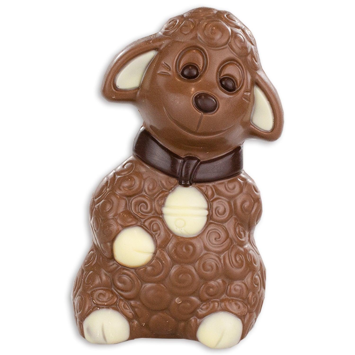 Handgegossenes braunes Schoko-Schaf in Form eines stehenden Schafs mit geprägtem Wollmuster aus Vollmilchschokolade.