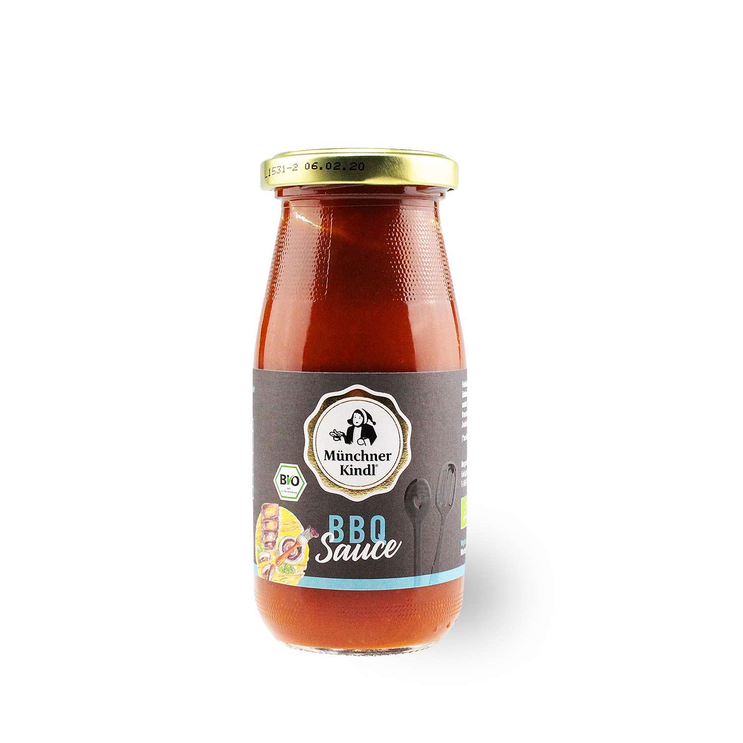 Braune Glasflasche mit rotem Etikett, weißer Schrift „BIO Grillsauce“, goldener Schraubverschluss.