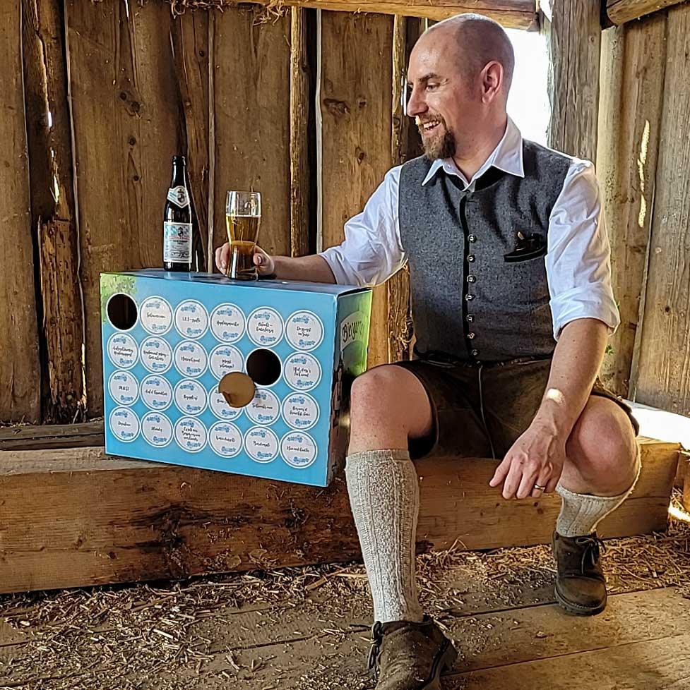 Bierbox mit 23 verschiedenen bayerischen Bieren à 0,33 l und einem Bierglas mit Aufdruck „Bratzn weg“