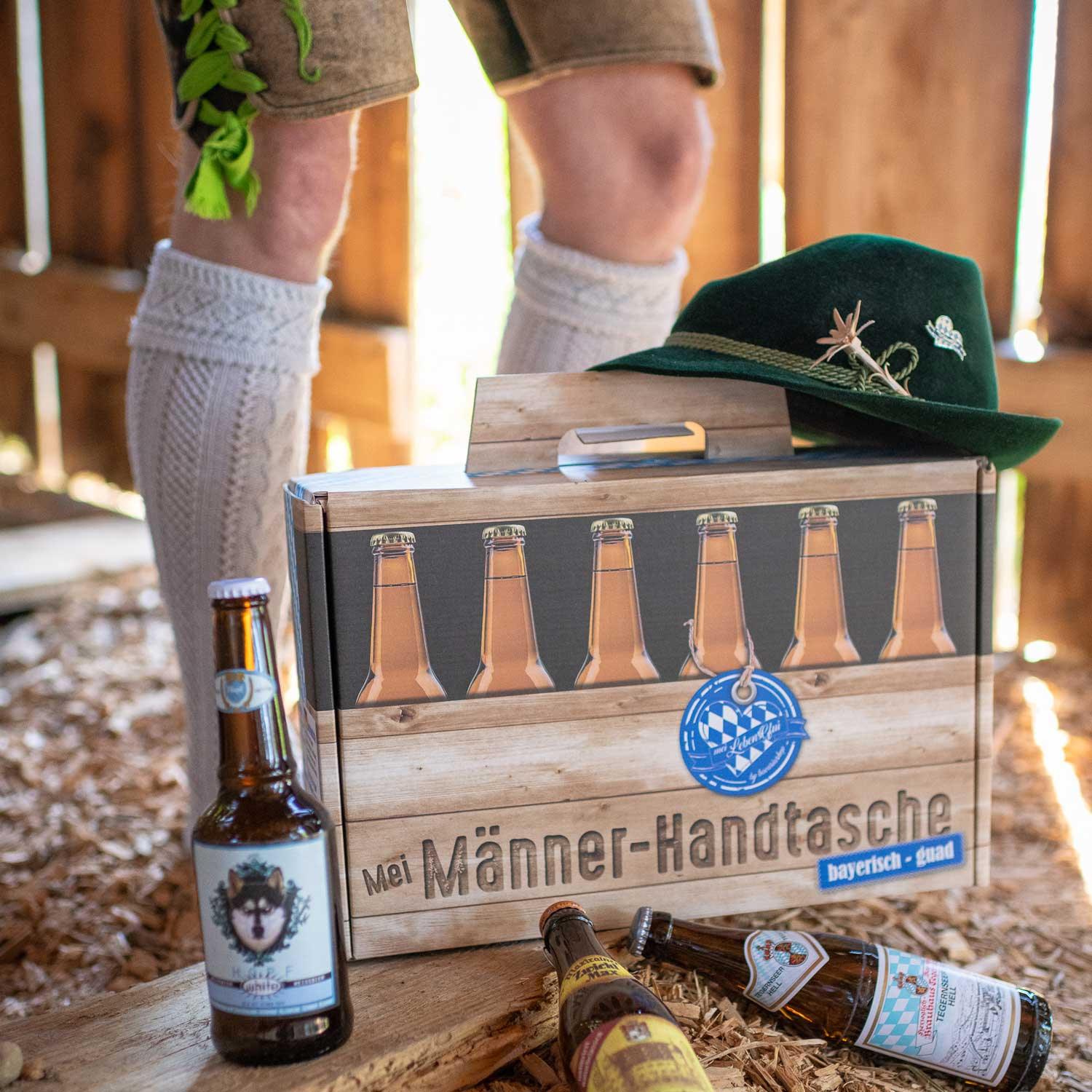 Bier-Geschenkbox aus Pappkarton in Trageform mit Holzoptik-Print, Aufdruck „Männer-Handtasche“, enthält 12 bayerische Biere à 0,33 l.