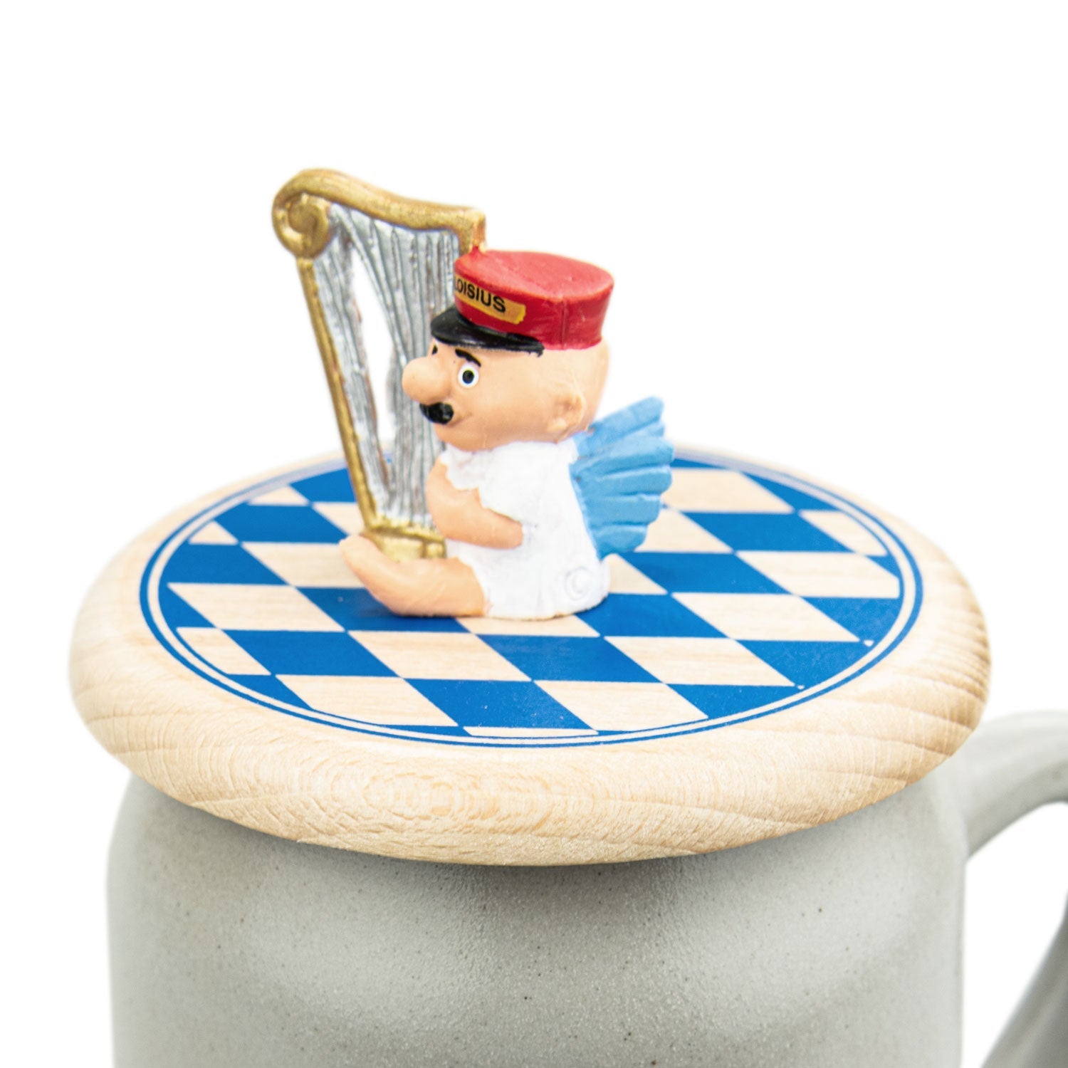 Engel Aloisius Bierdeckel Harfe mit bayerischem Rautenmuster auf Holzkorken, sitzt auf einem Bierkrug.