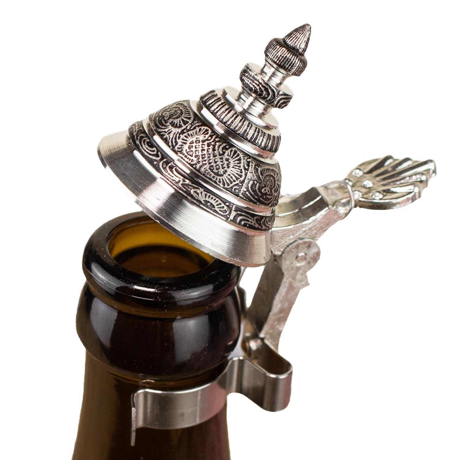 Runder Zinndeckel mit dekorativem Hirschmotiv und Schriftzug, aufsteckbar auf Bierflaschenhals, silberfarben.