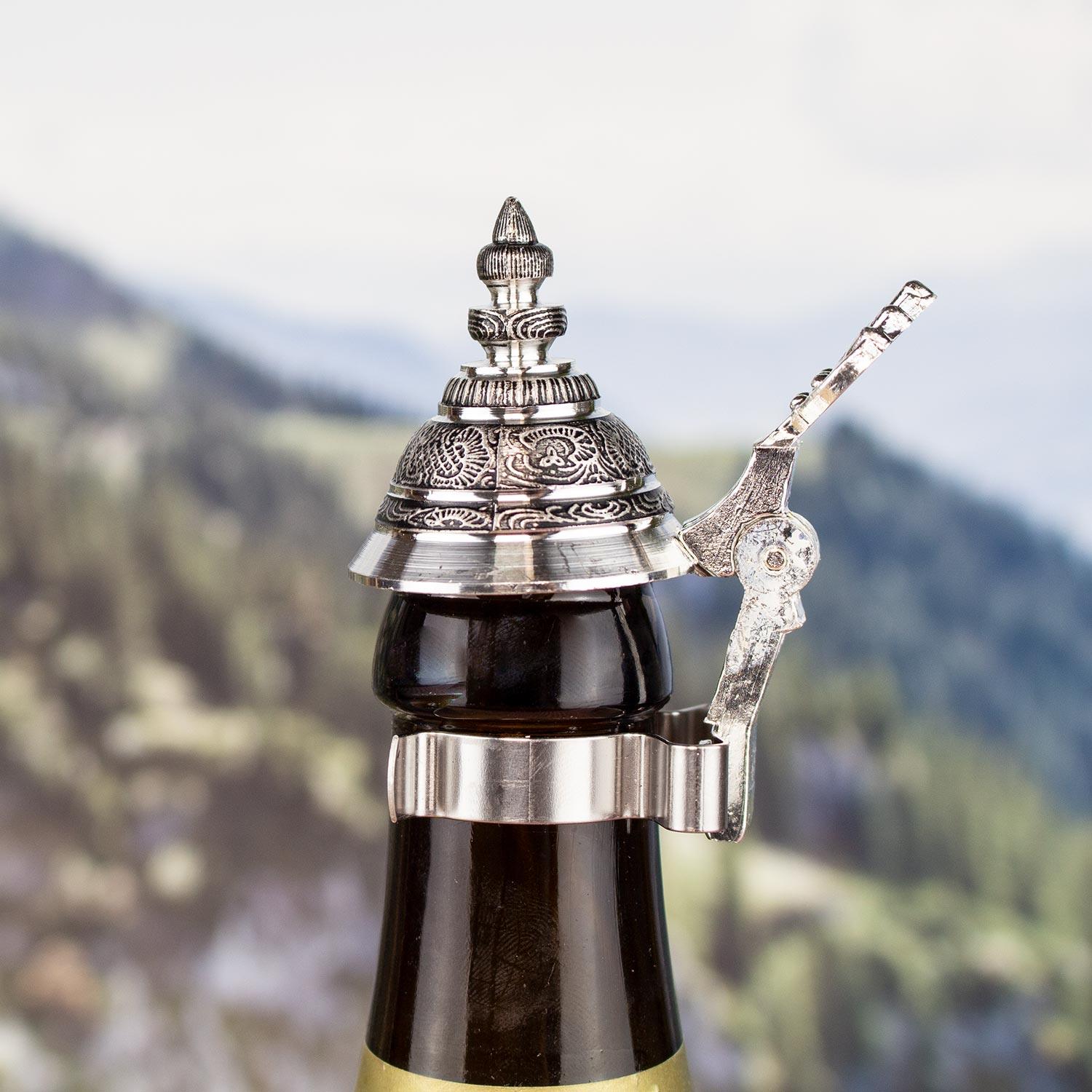 Bierflasche mit Zinndeckel, bedruckter Bierdeckel mit bayerischem Spruch, beigelegt in Geschenkbox aus Karton.