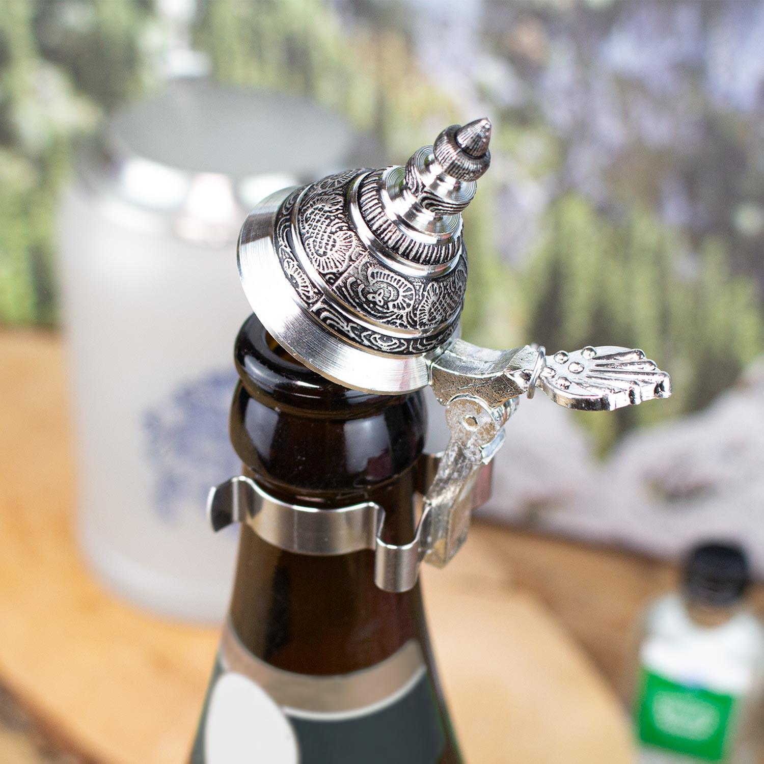 Runder Zinndeckel mit filigranem Bayernwappen-Motiv als Insektenschutz zum Aufstecken auf Bierflaschen.