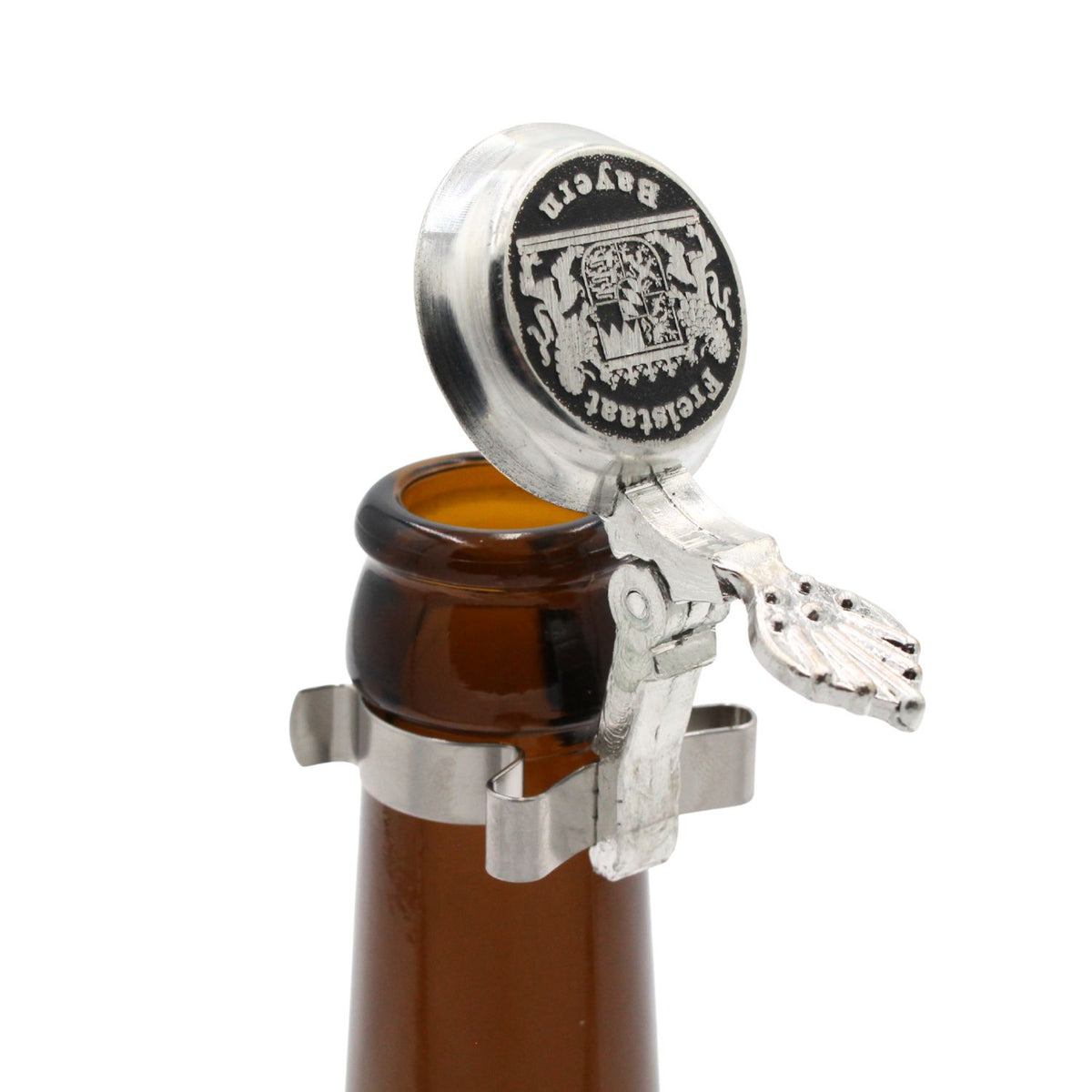 Bierflaschen Zinndeckel aus Zinn, aufsteckbar, mit bayerischem Wappen und "Freistaat Bayern" Gravur auf brauner Flasche.
